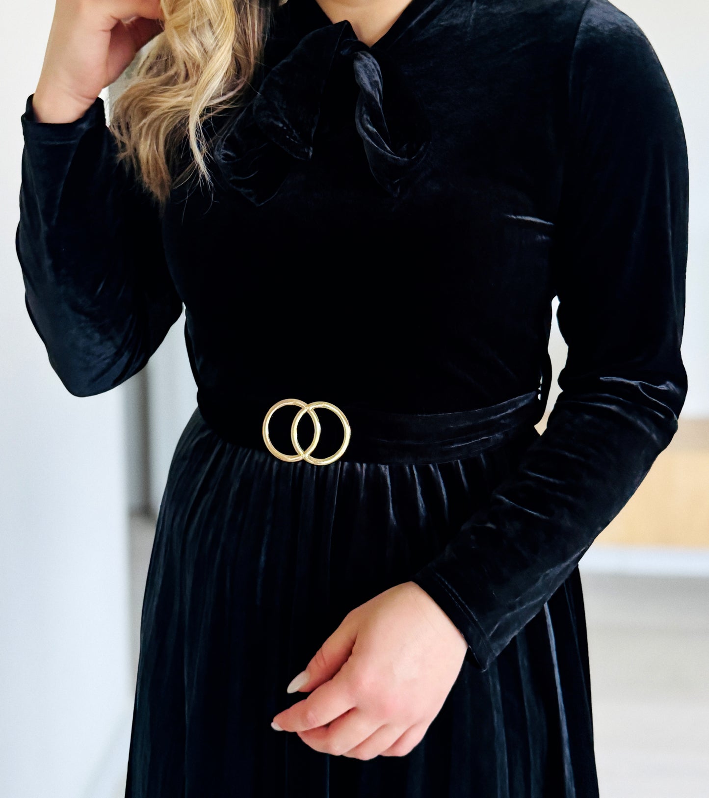 Rochia neagră din catifea cu fustă plisată