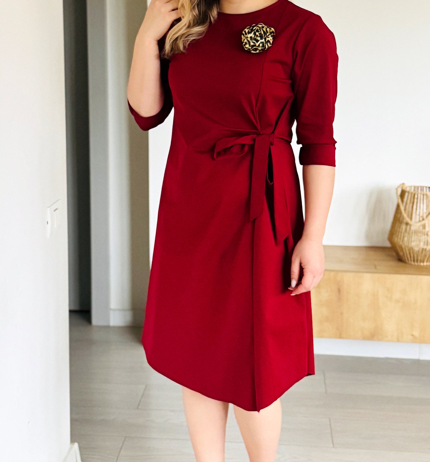 Rochie Elegantă Midi cu Broșă și Cordon în Talie