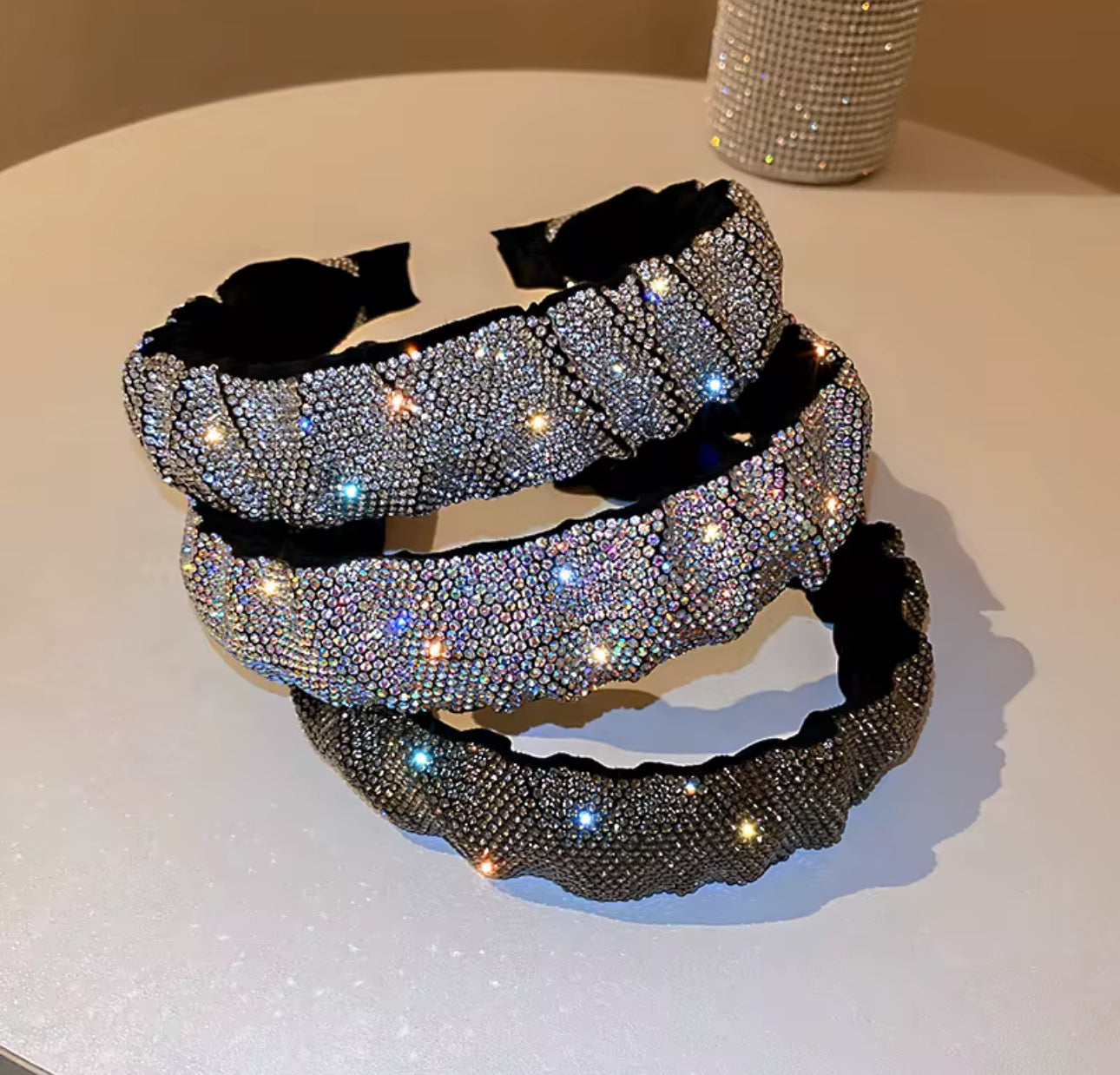 Cordeluță tip turban cu pietre strălucitoare – Glam & Elegant