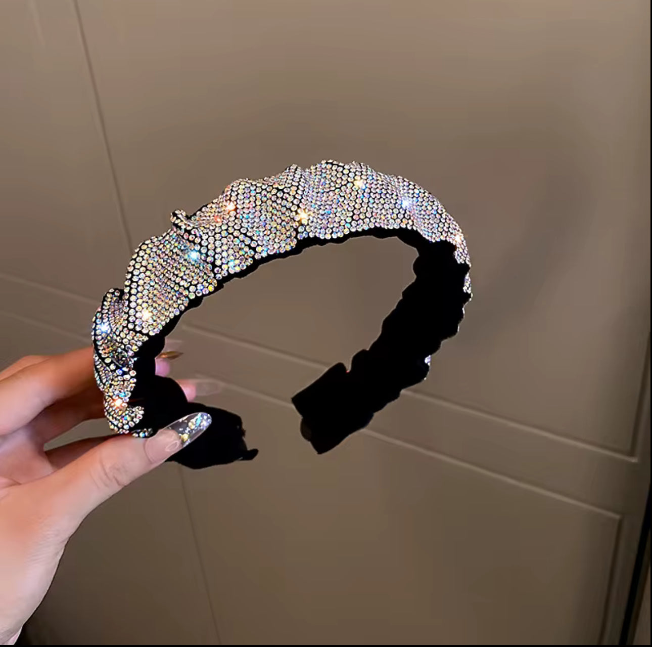 Cordeluță tip turban cu pietre strălucitoare – Glam & Elegant