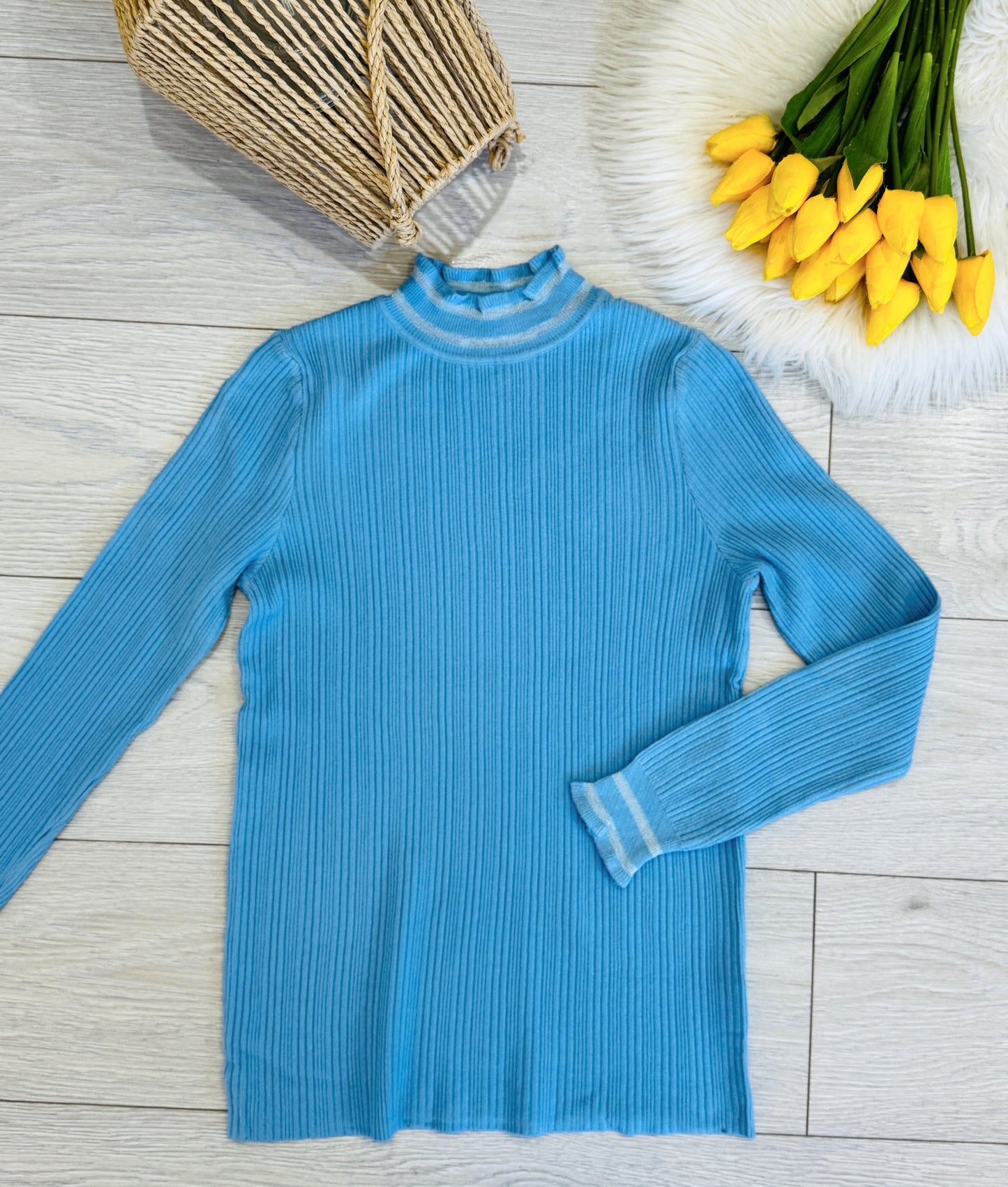 Maletă tricotată cu guler scurt și volănaș