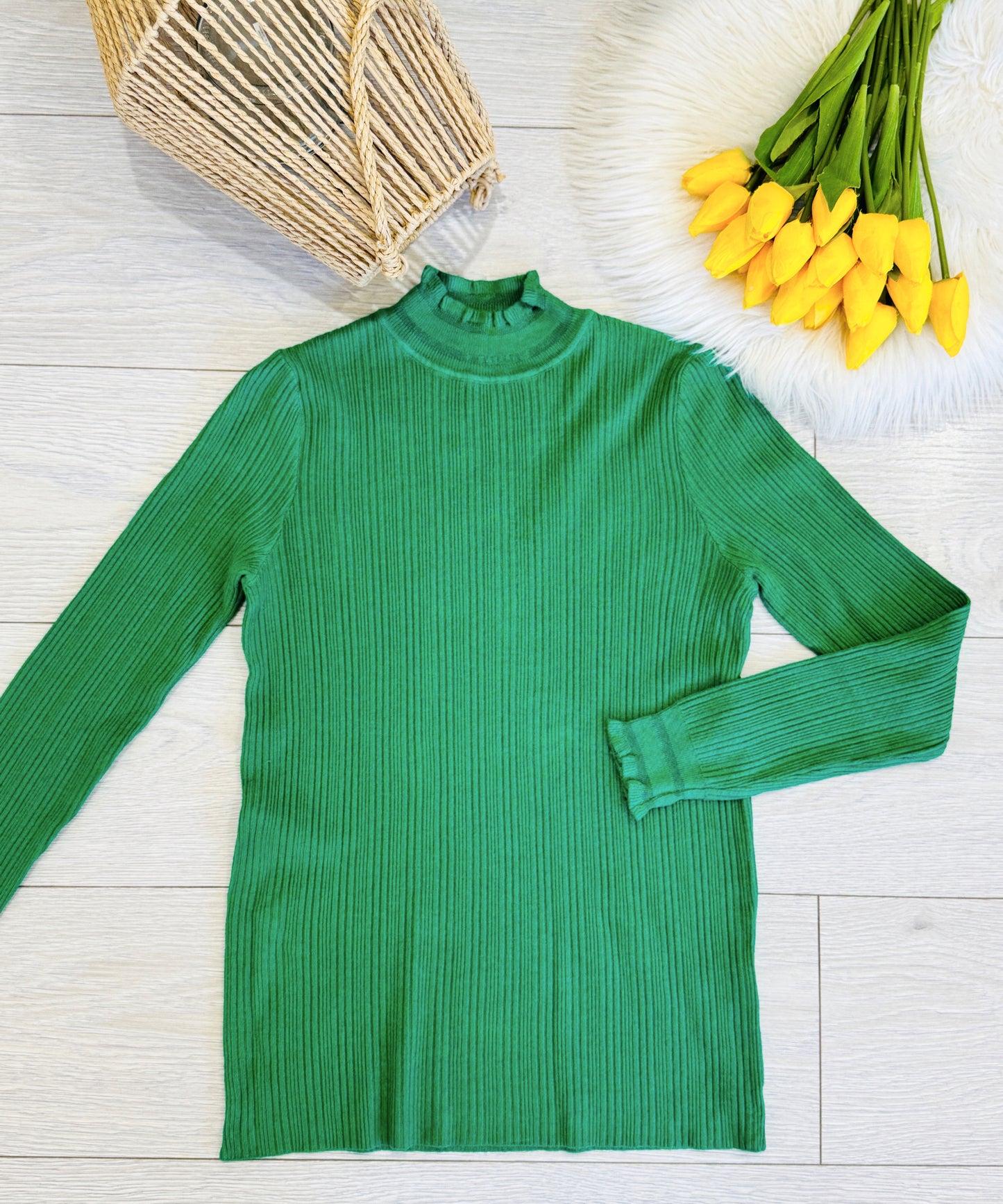 Maletă tricotată cu guler scurt și volănaș