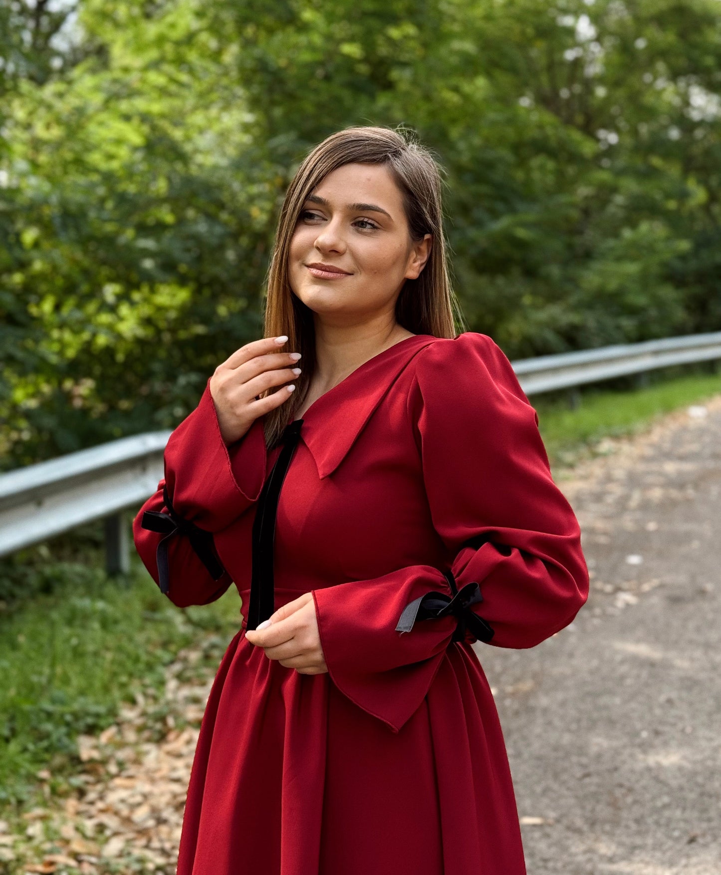 Rochie midi burgundy cu detalii din catifea neagră