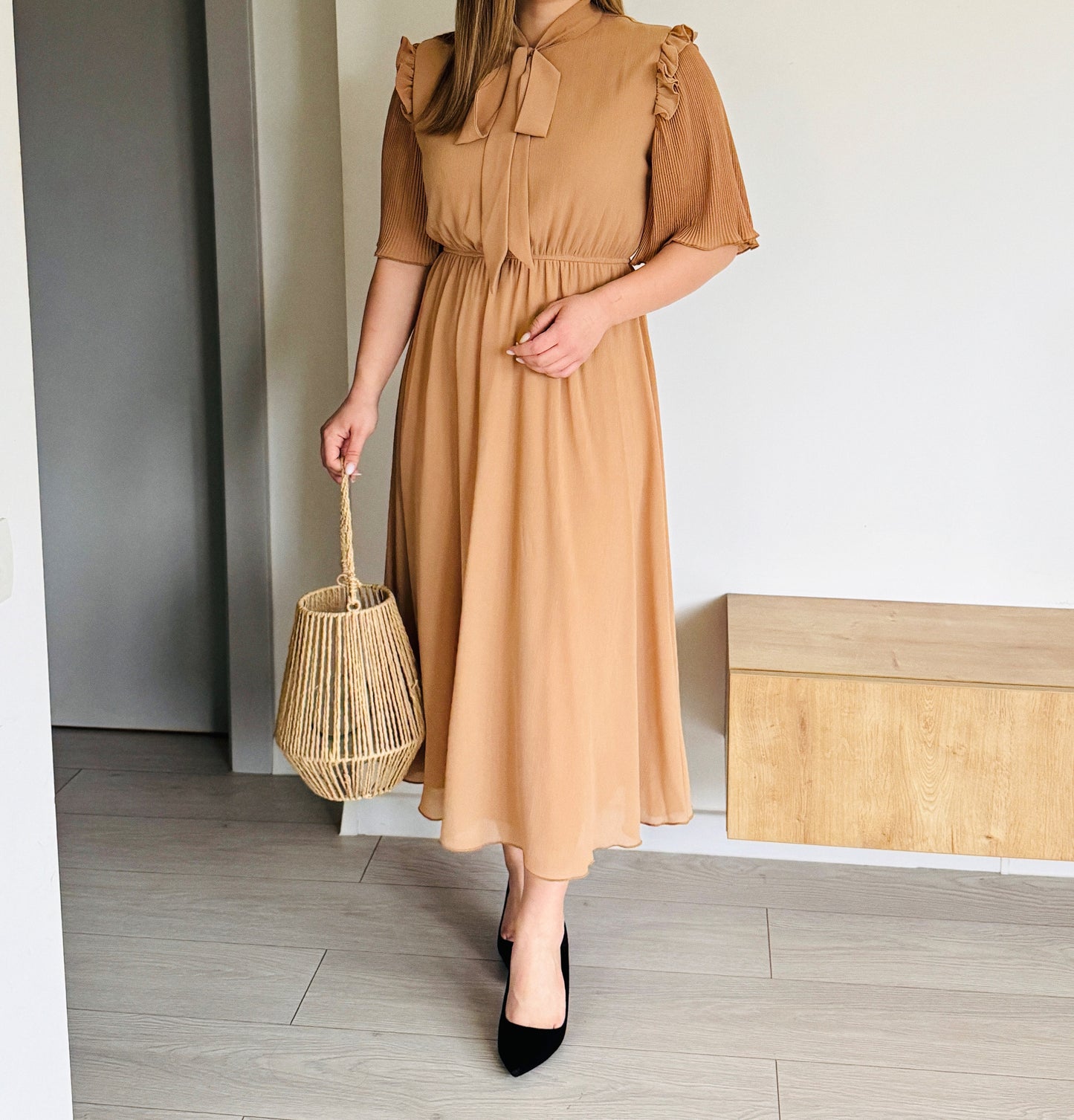 Rochie midi cu detalii plisate și fundă la gât