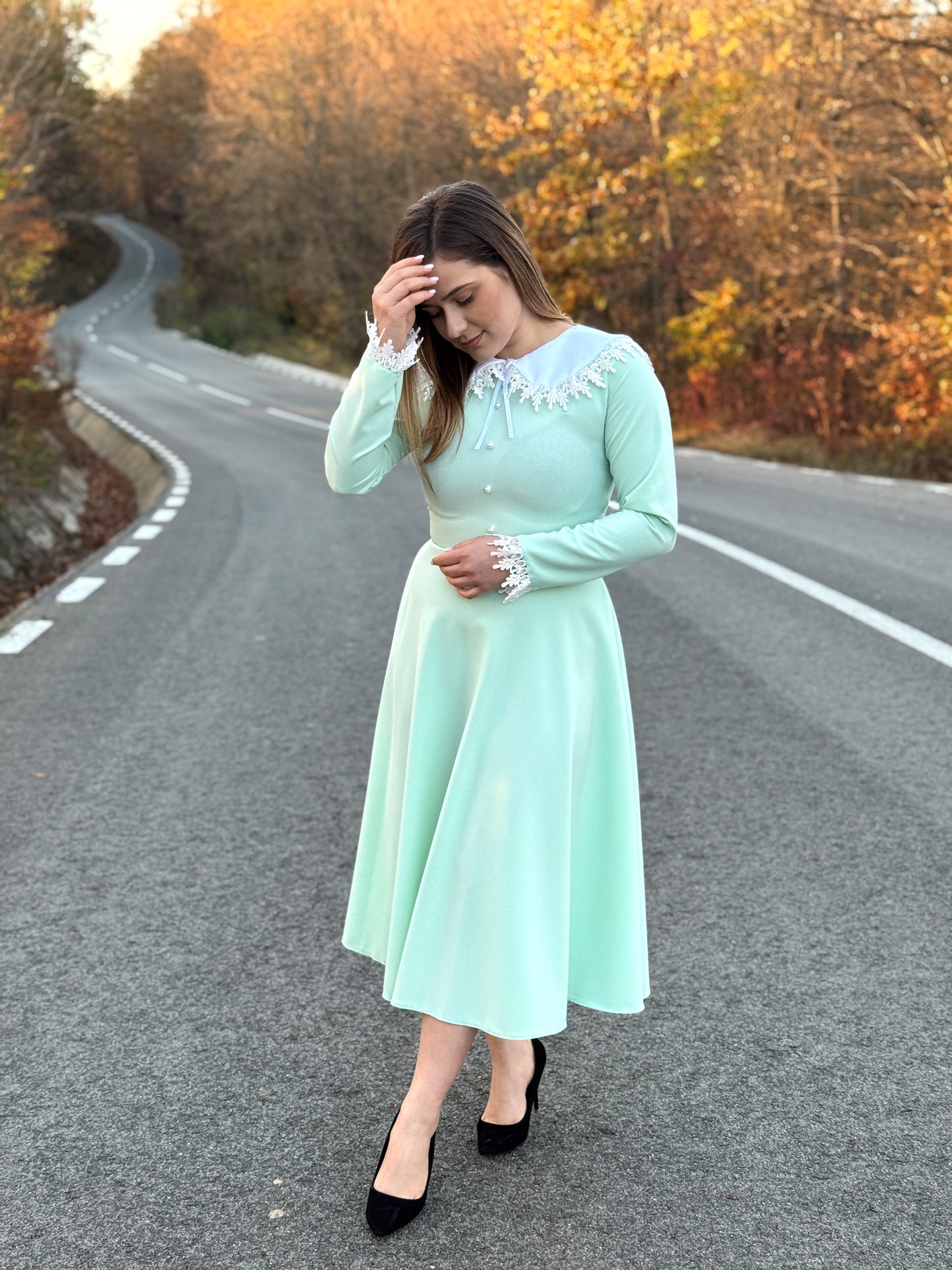 Rochie Midi din Stofă cu Guler și Manșete din Dantelă