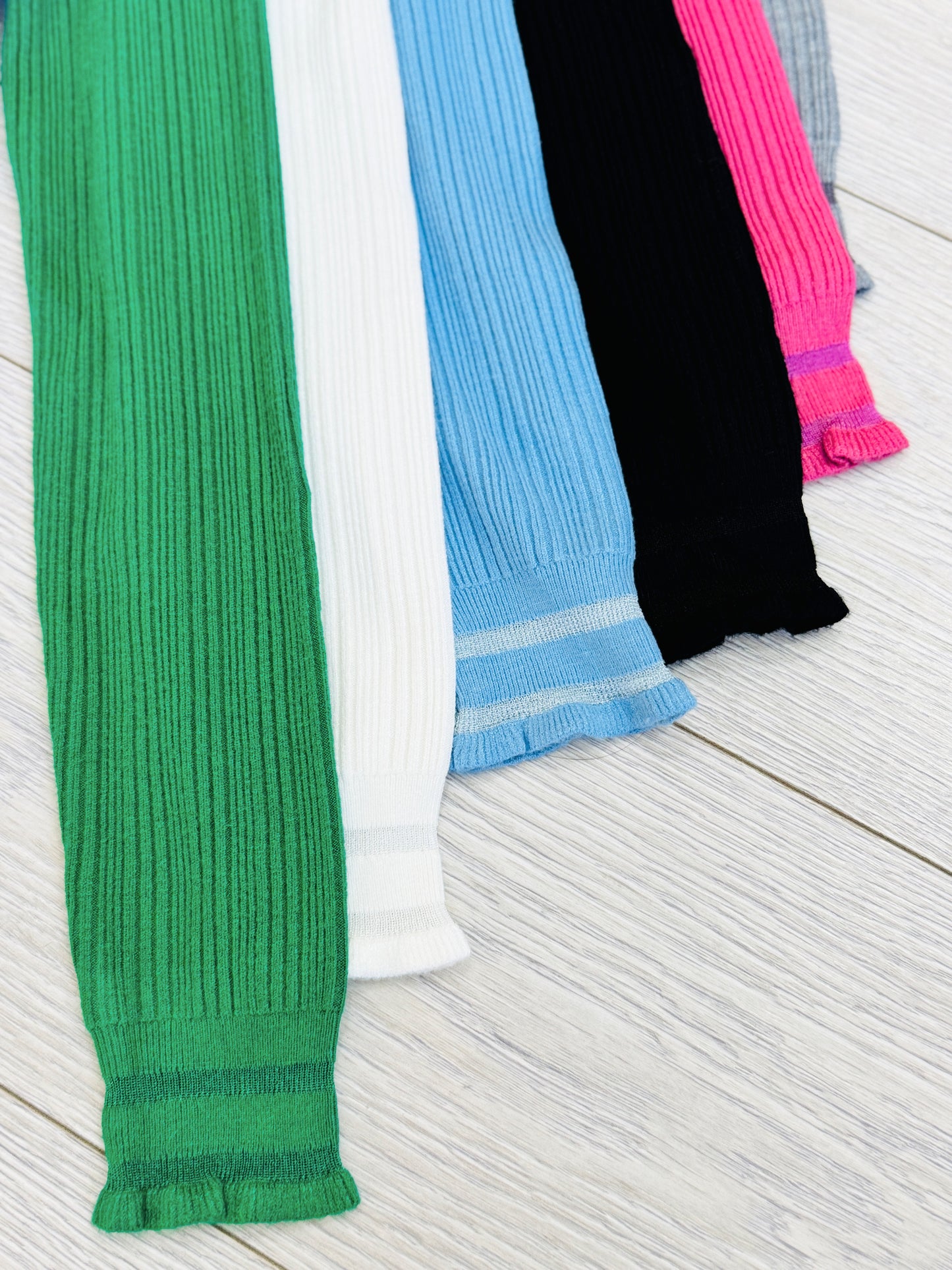 Maletă tricotată cu guler scurt și volănaș