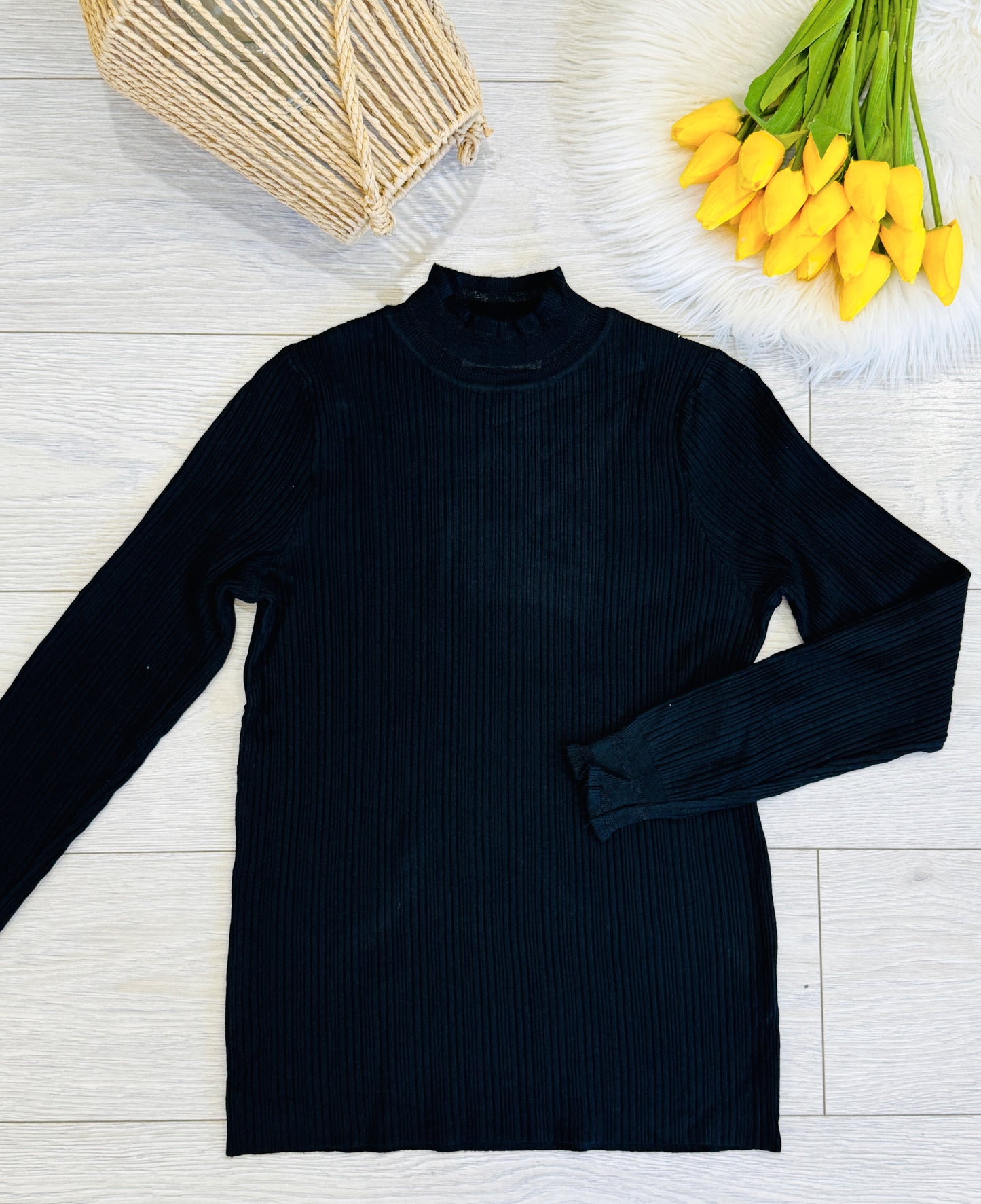 Maletă tricotată cu guler scurt și volănaș