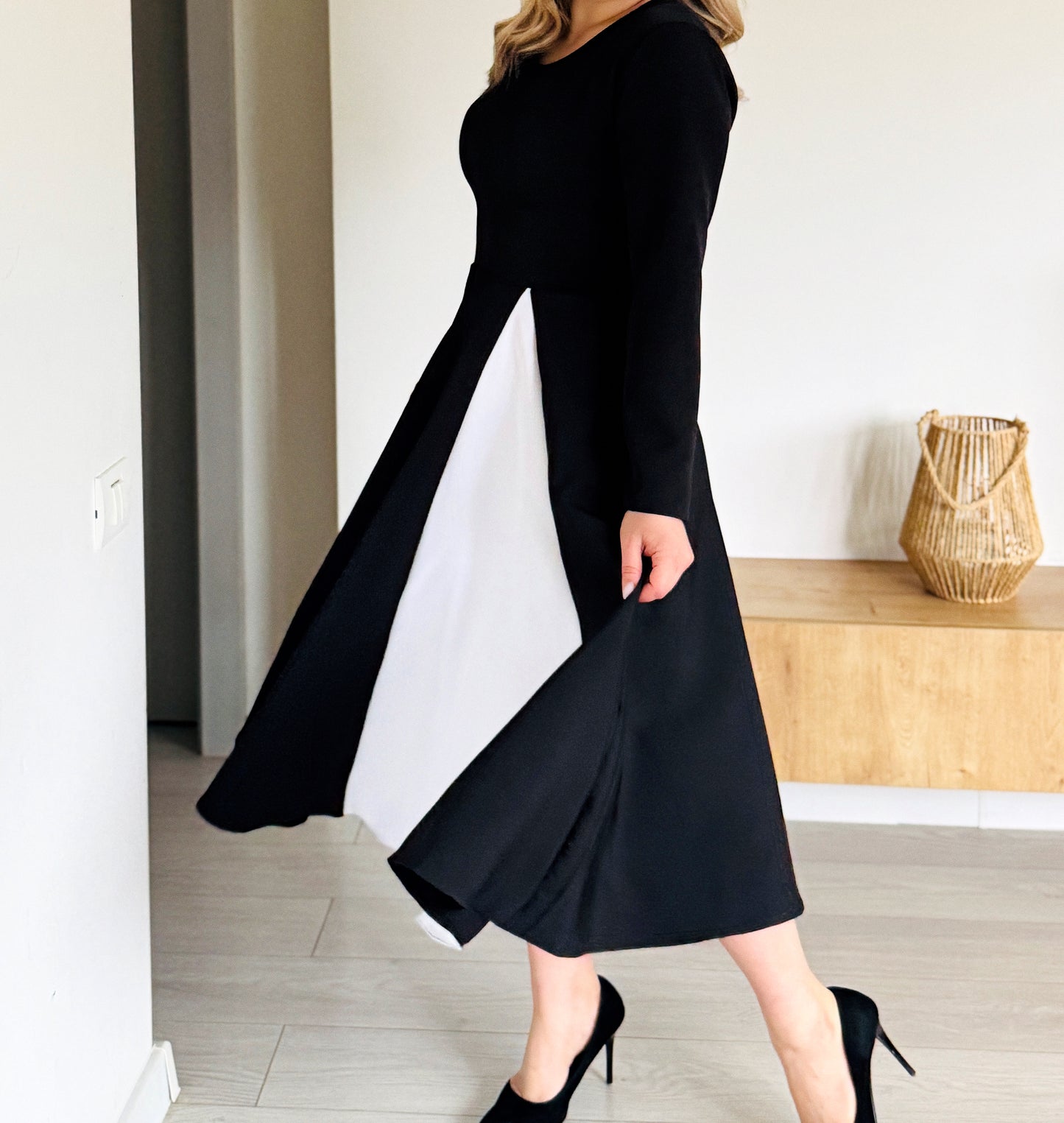 Rochie Midi Bicoloră cu Fustă Evazată și Mâneci Lungi