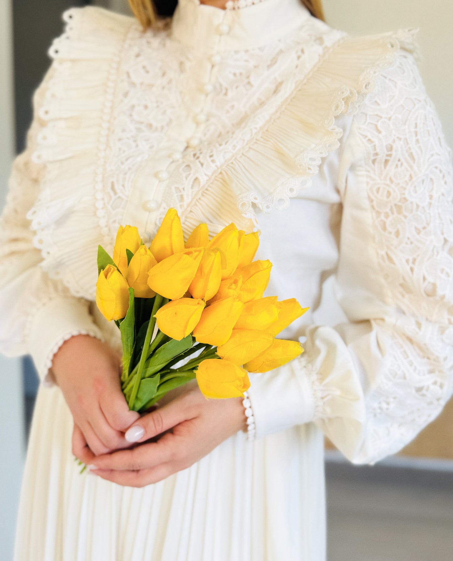 Rochie midi ivory cu dantelă și pliuri elegante