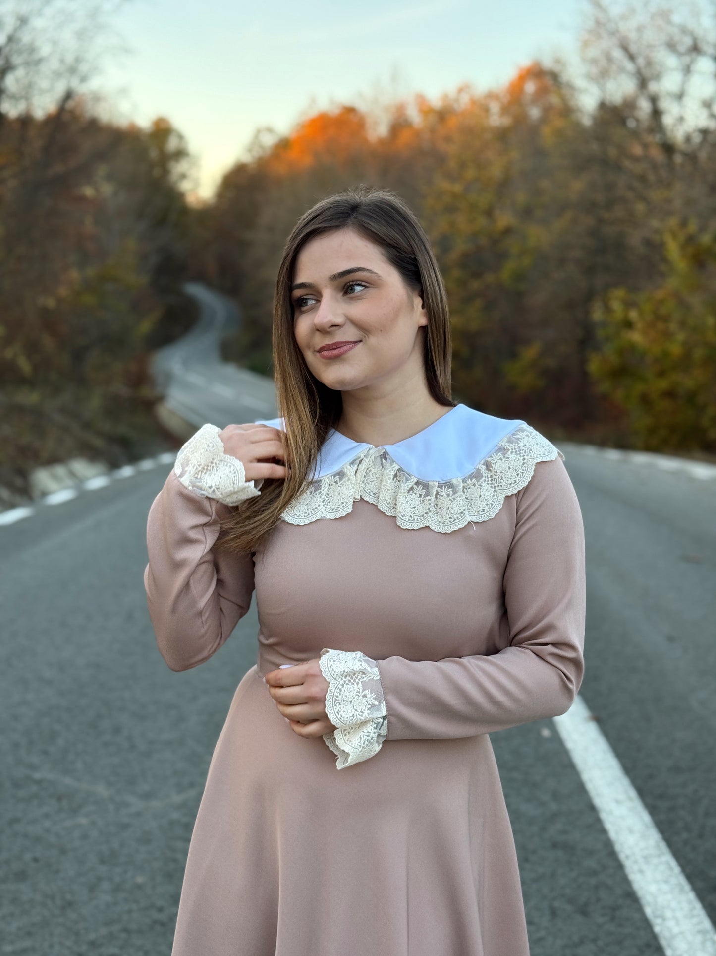 Rochie Midi din Stofă cu Guler și Manșete din Dantelă