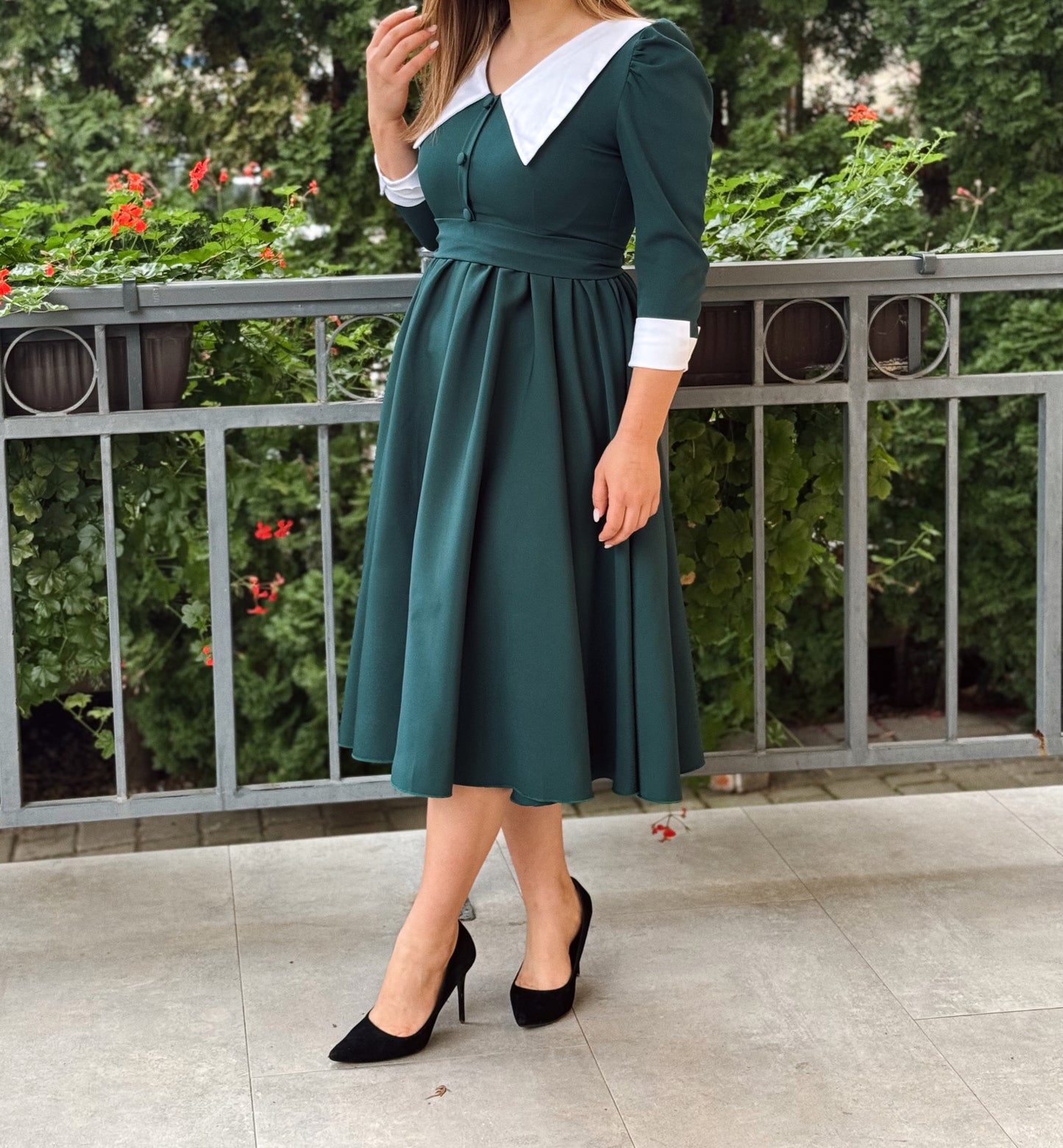 Rochie midi verde smarald cu guler alb contrastant