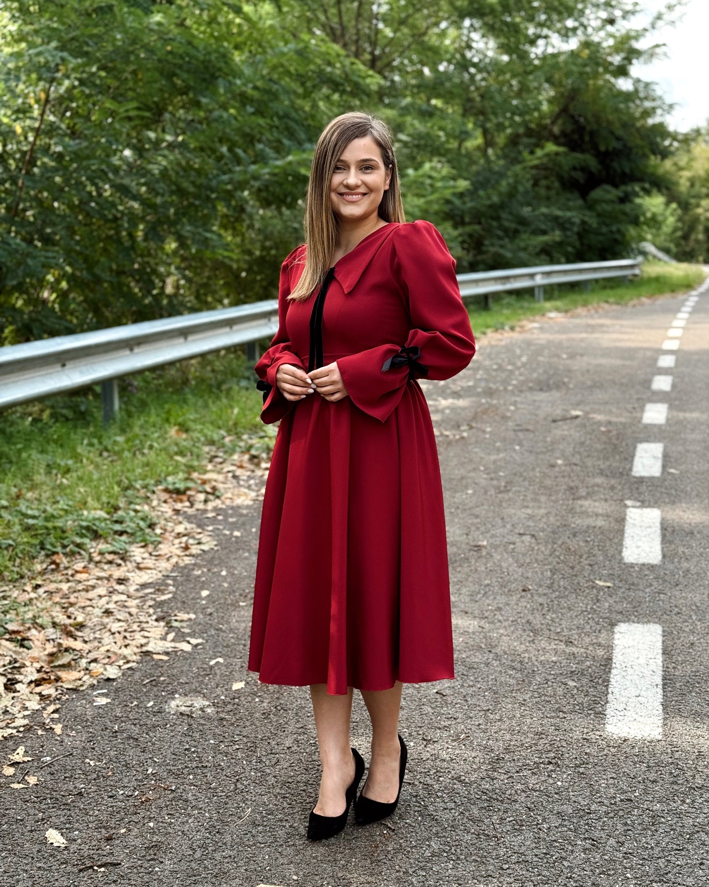 Rochie midi burgundy cu detalii din catifea neagră