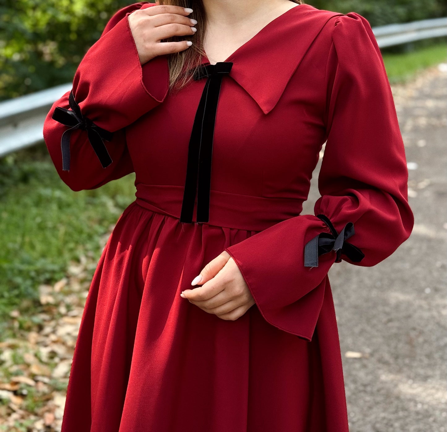 Rochie midi burgundy cu detalii din catifea neagră