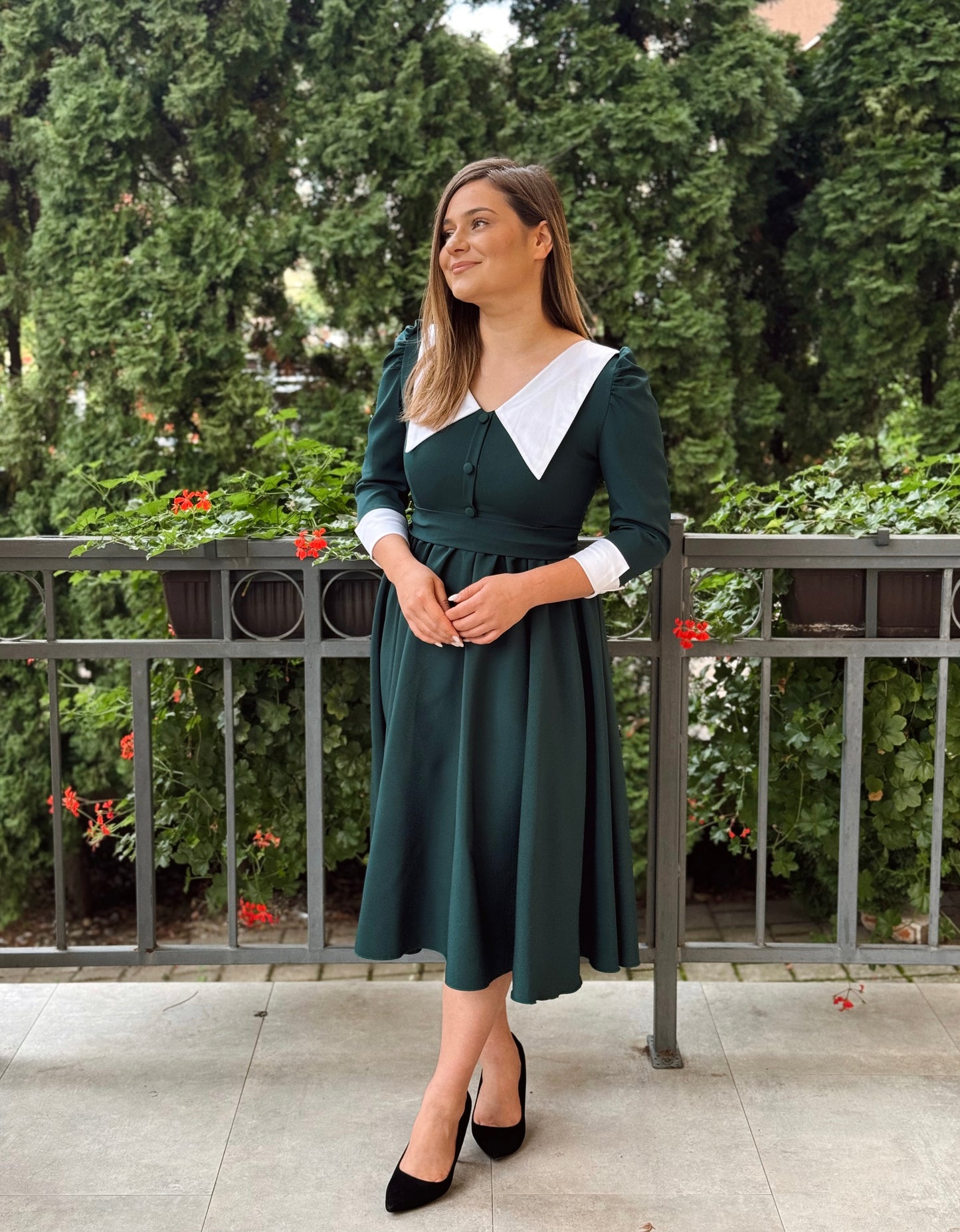 Rochie midi verde smarald cu guler alb contrastant