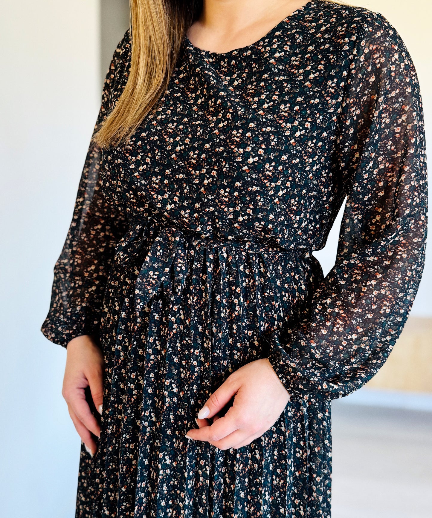 Rochie Midi cu Imprimeu Floral și Mâneci Lungi – Model Vaporos