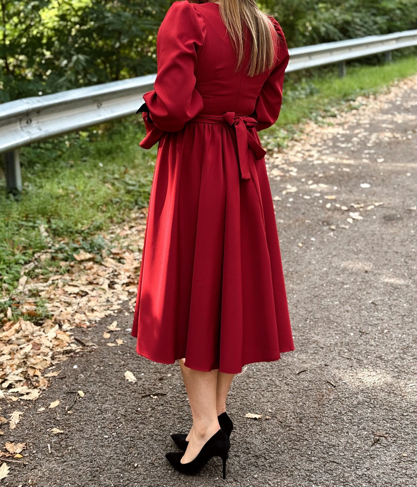 Rochie midi burgundy cu detalii din catifea neagră