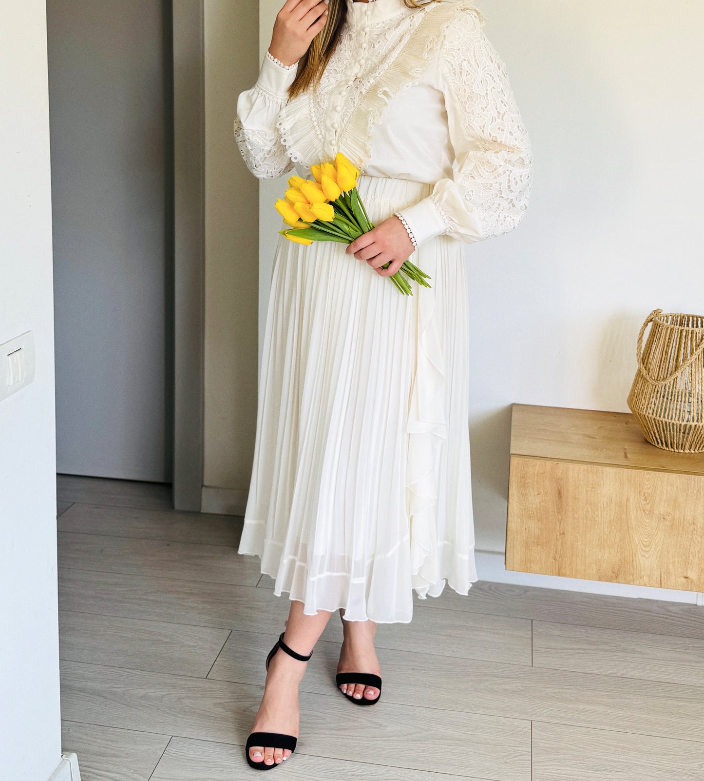 Rochie midi ivory cu dantelă și pliuri elegante