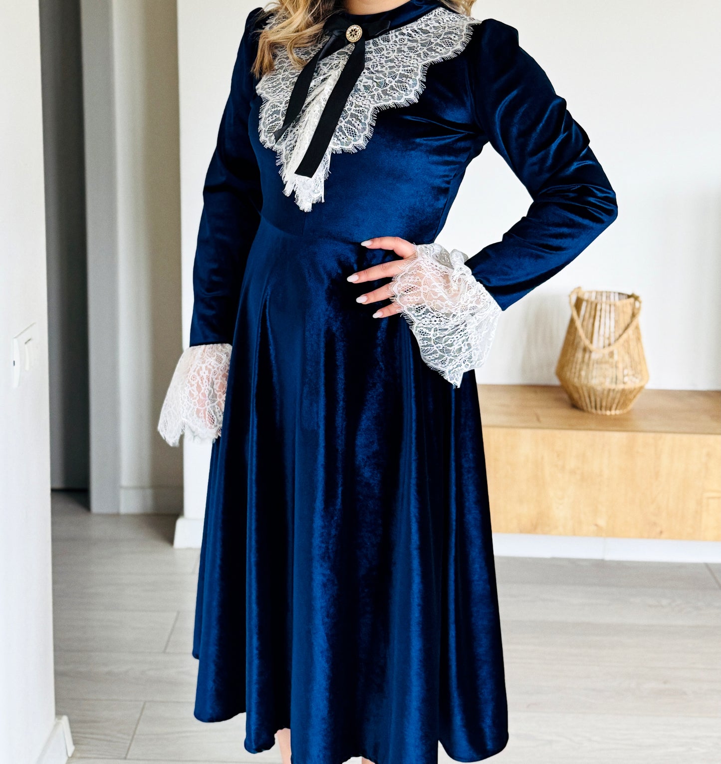 Rochie Midi din Catifea Bleumarin cu Detalii din Dantelă