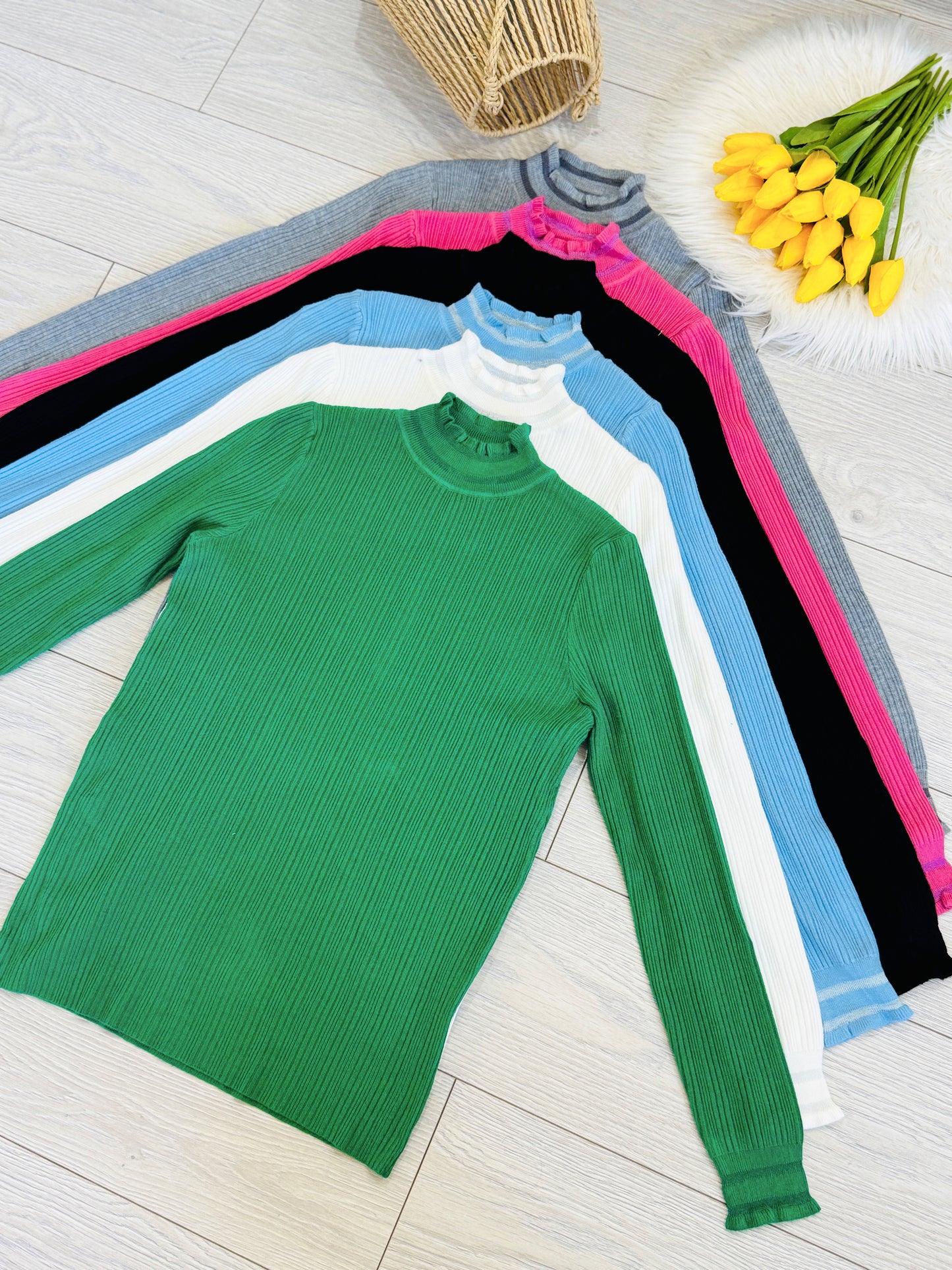 Maletă tricotată cu guler scurt și volănaș