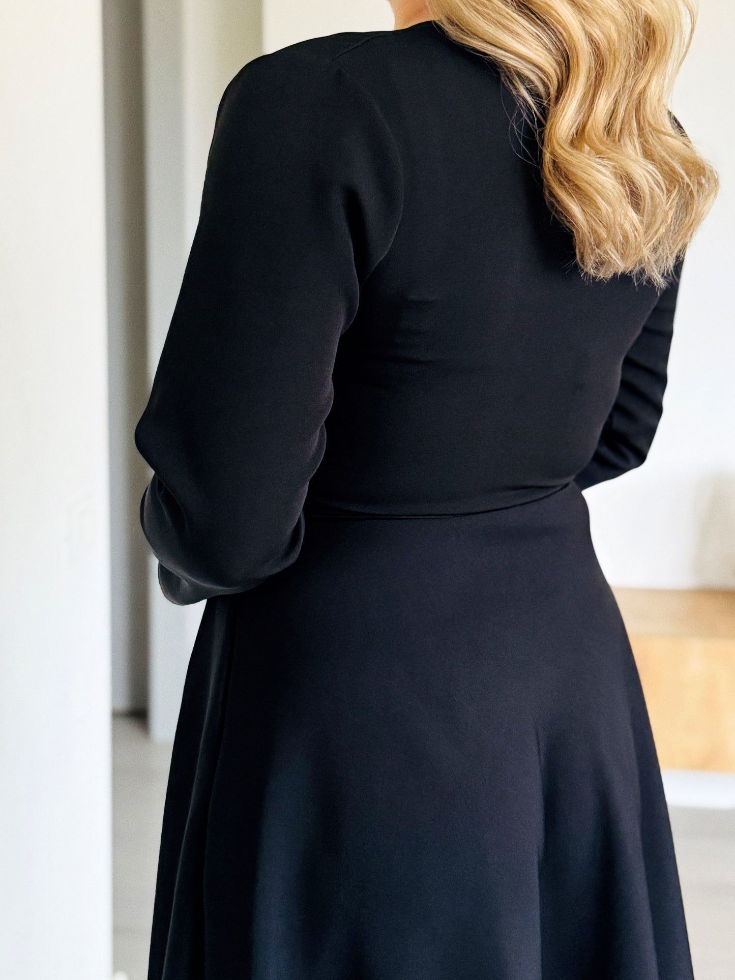 Rochie Midi Neagră din Stofă Barbi cu Dantelă Albă