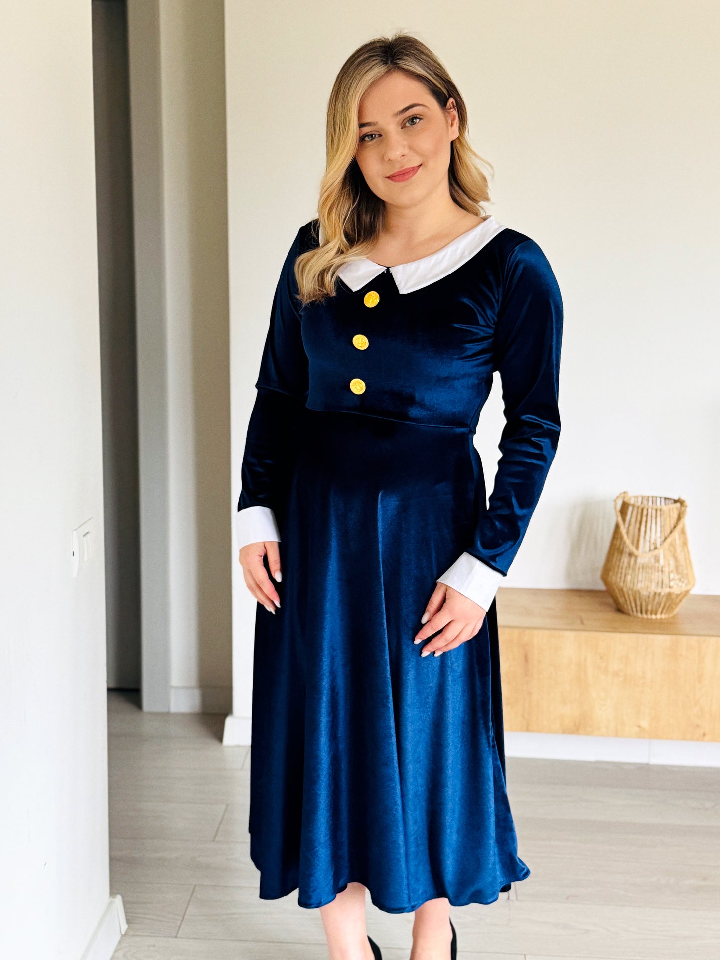 Rochie Midi din Catifea cu Guler Contrastant și Nasturi Aurii