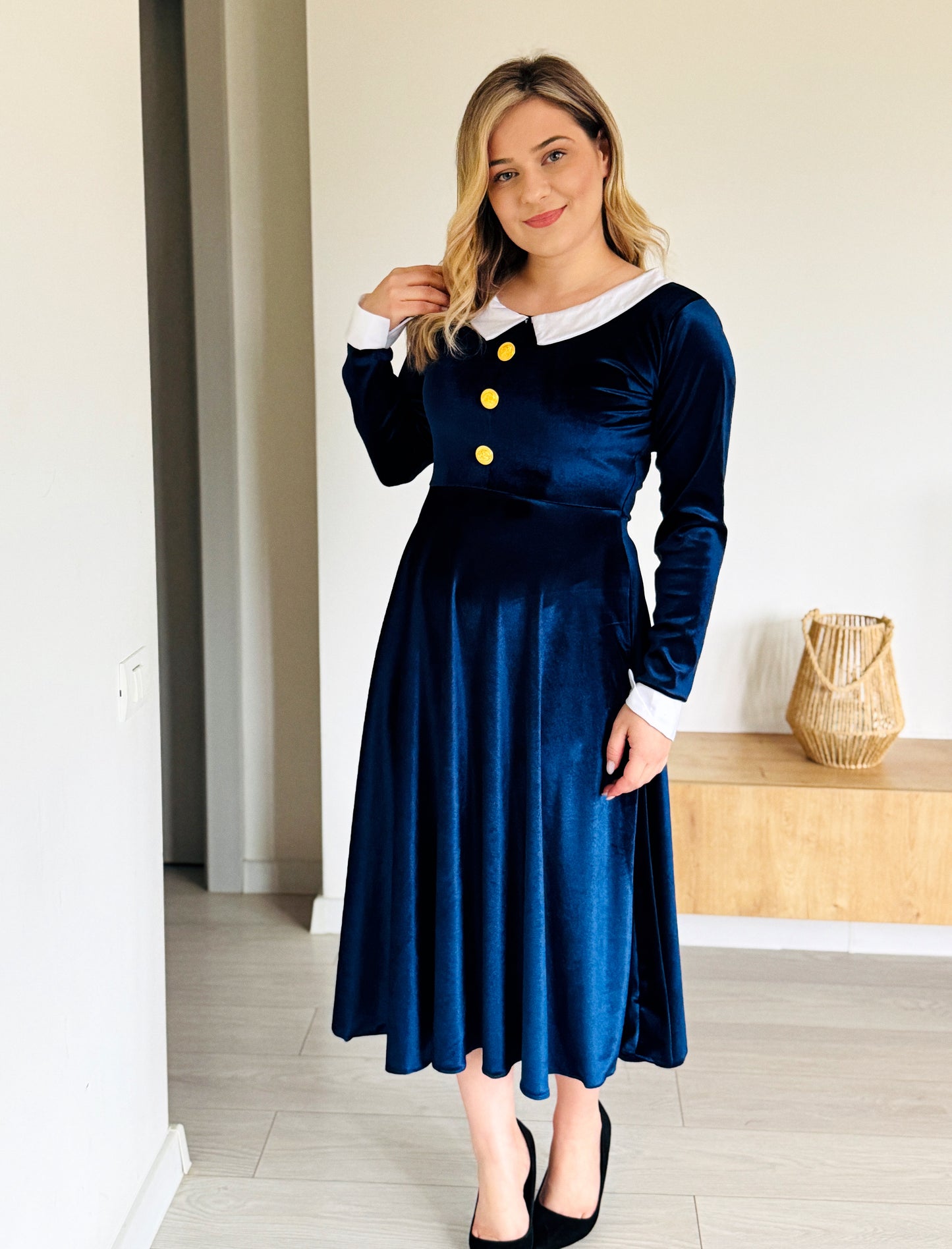 Rochie Midi din Catifea cu Guler Contrastant și Nasturi Aurii