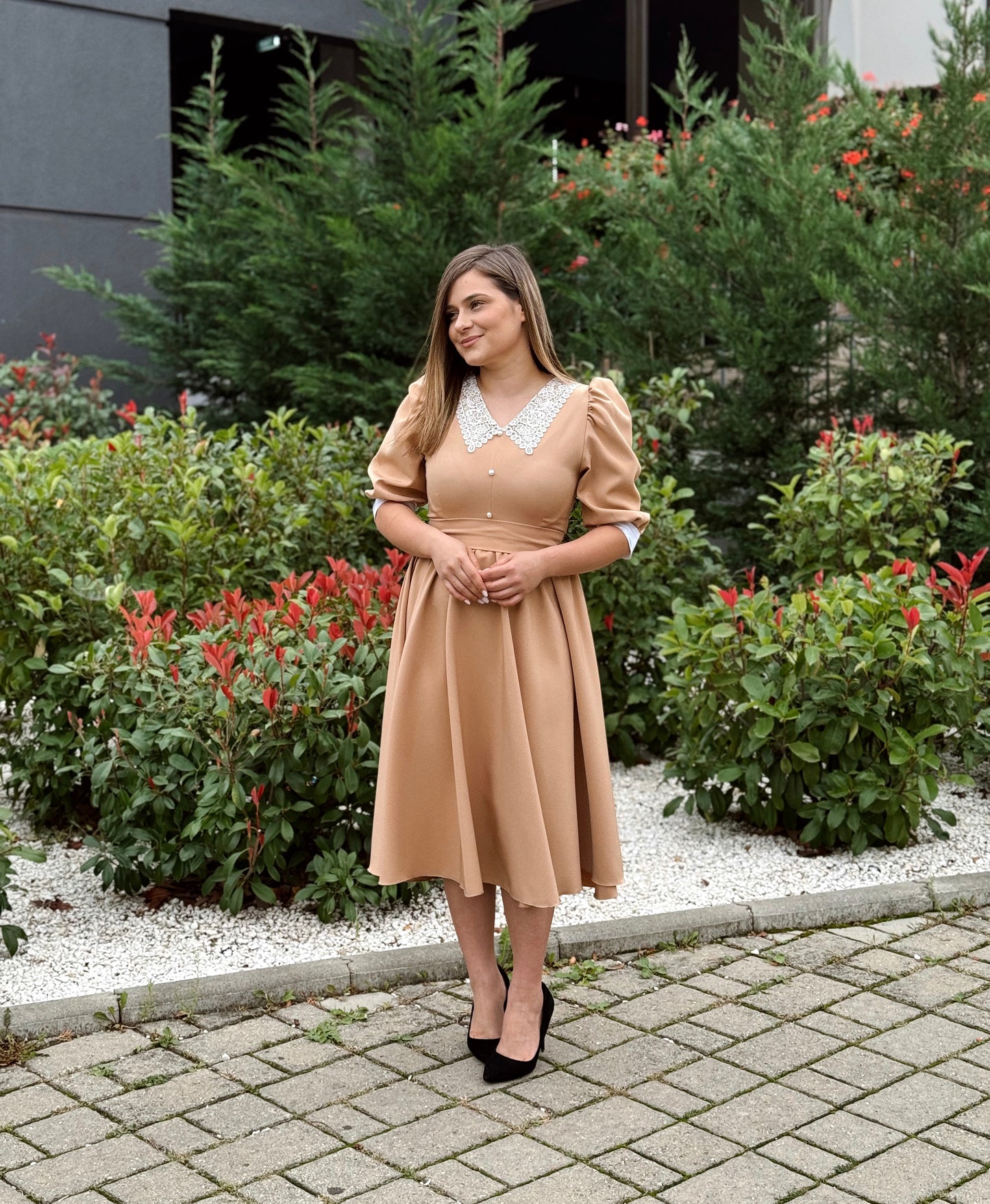 Rochie midi bej cu guler din dantelă albă