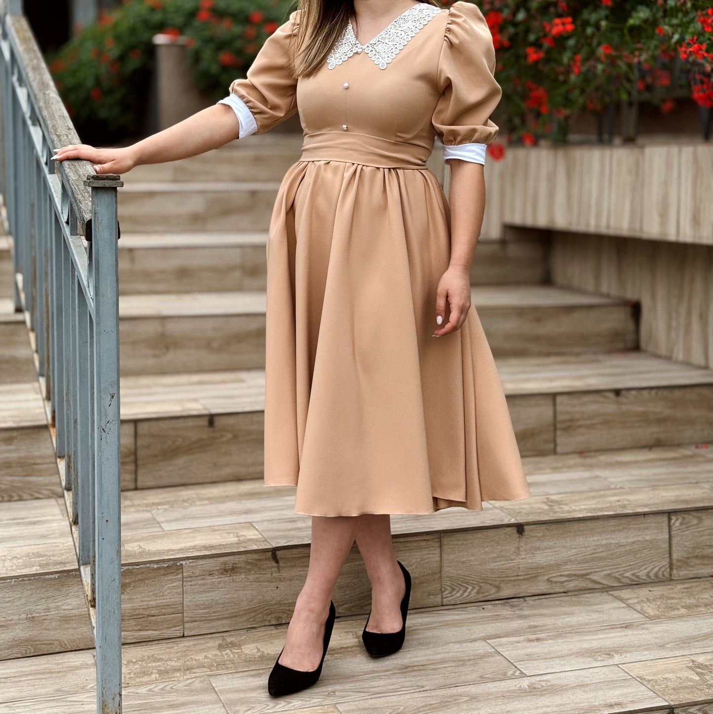 Rochie midi bej cu guler din dantelă albă