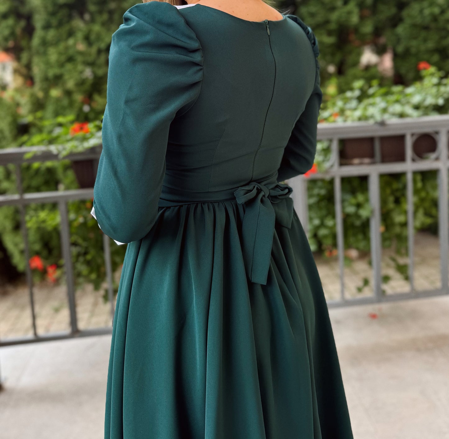 Rochie midi verde smarald cu guler alb contrastant