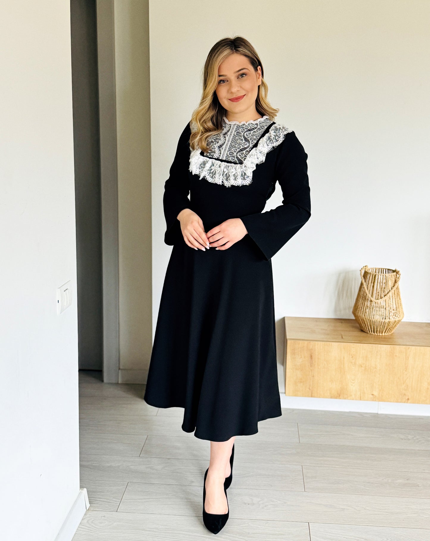 Rochie Midi Neagră din Stofă Barbi cu Dantelă Albă