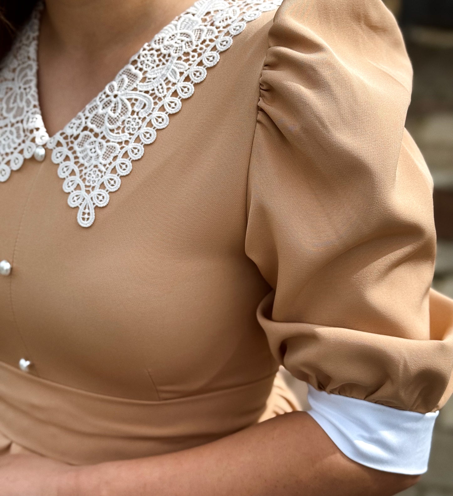 Rochie midi bej cu guler din dantelă albă