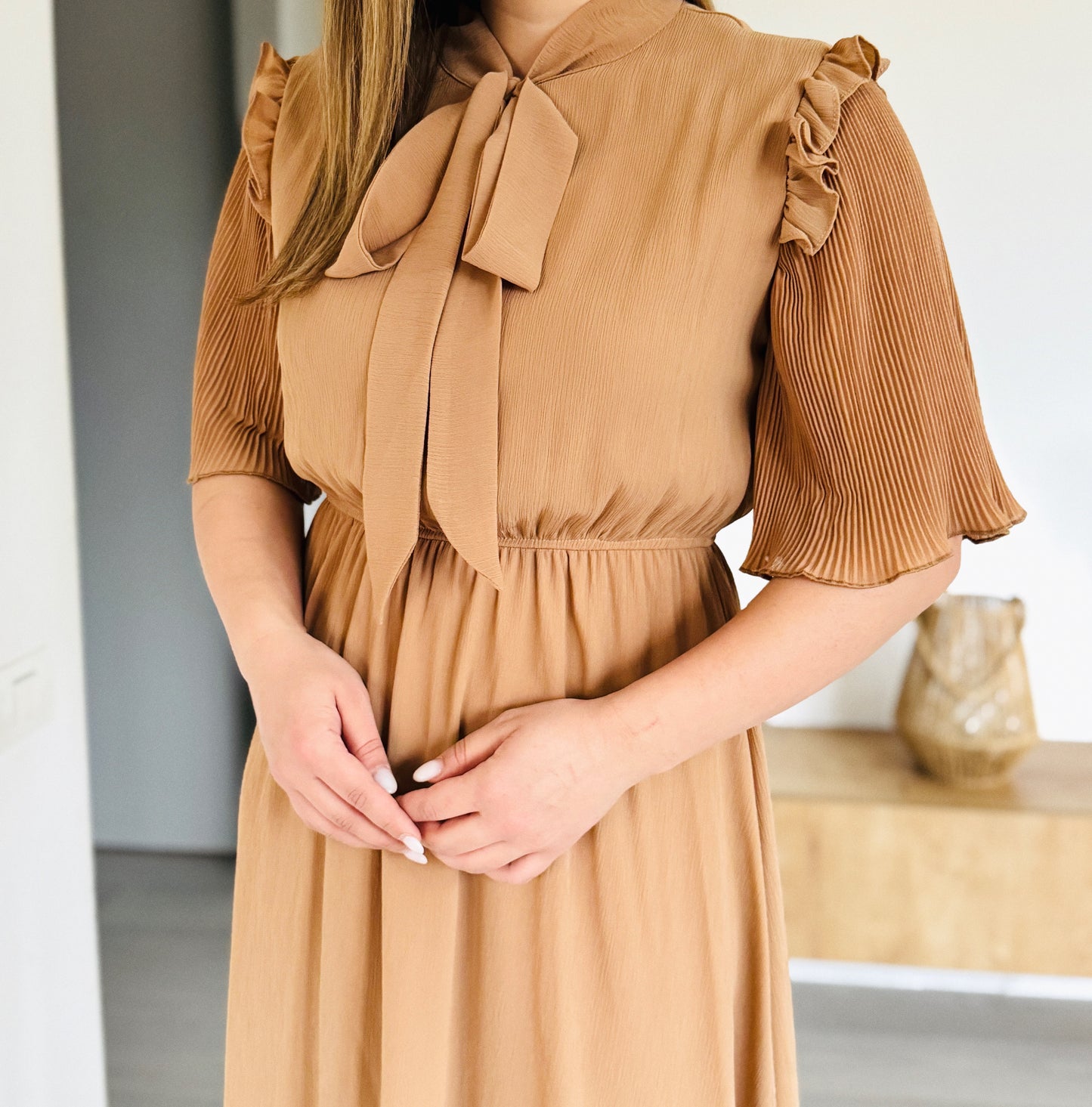 Rochie midi cu detalii plisate și fundă la gât