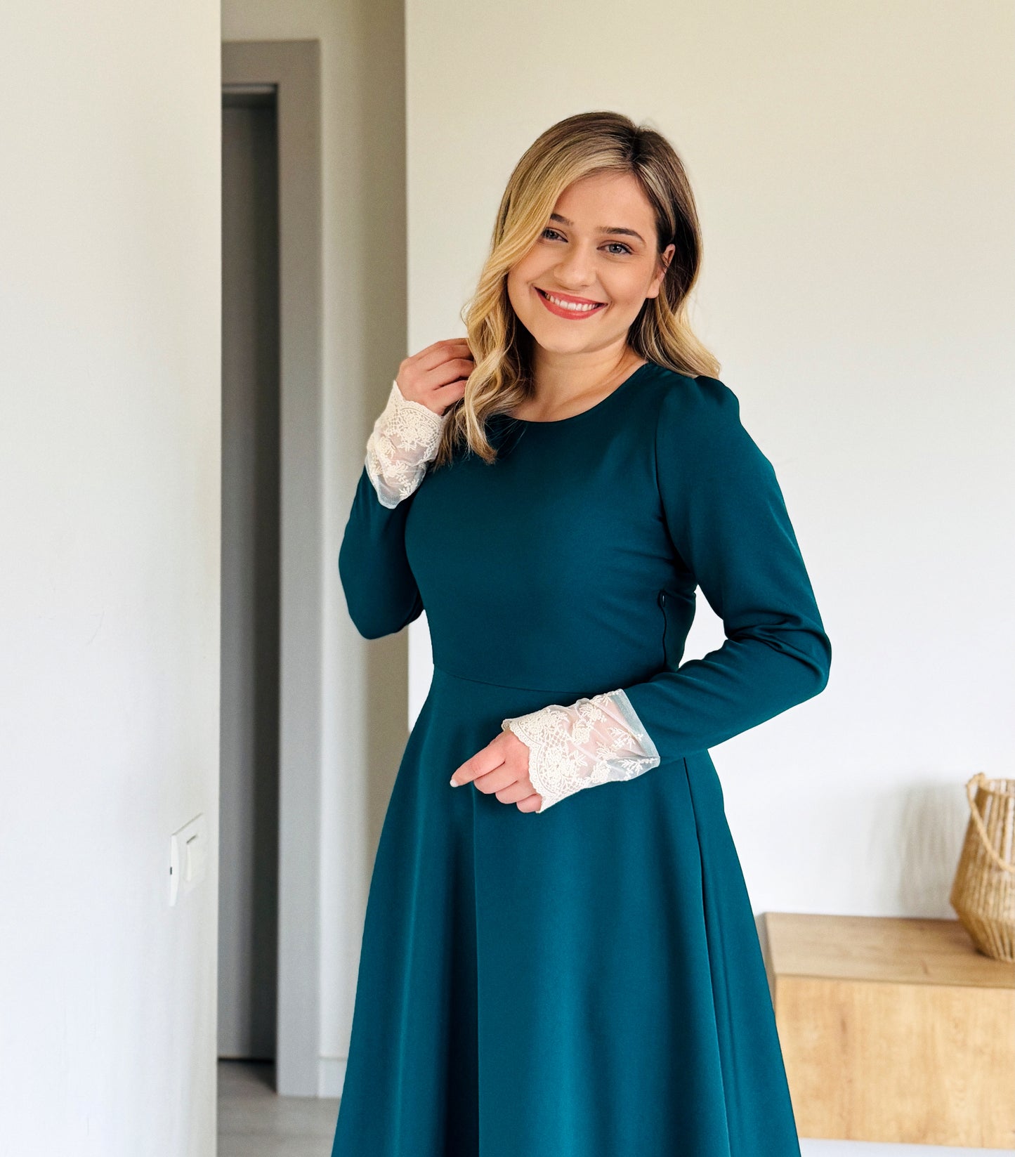 Rochie Midi Emerald cu Mâneci din Dantelă