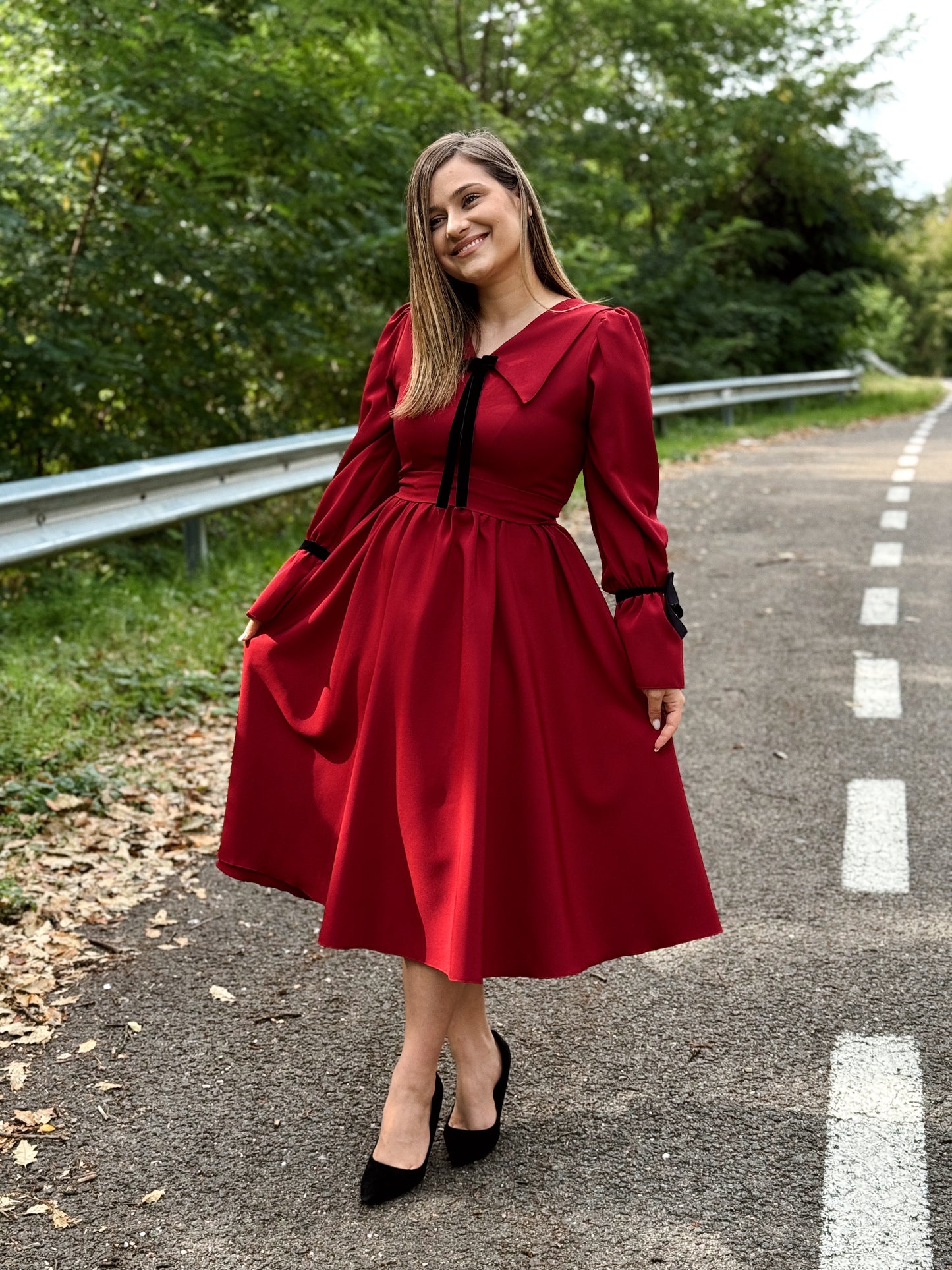 Rochie midi burgundy cu detalii din catifea neagră