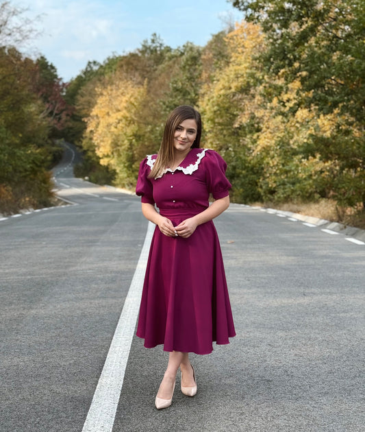 Rochie midi fucsia cu guler dantelat și mâneci bufante