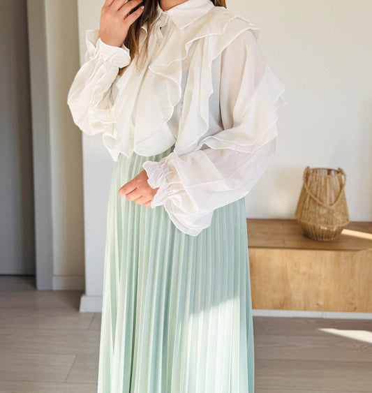 Bluză cu volane ample și mâneci bufante