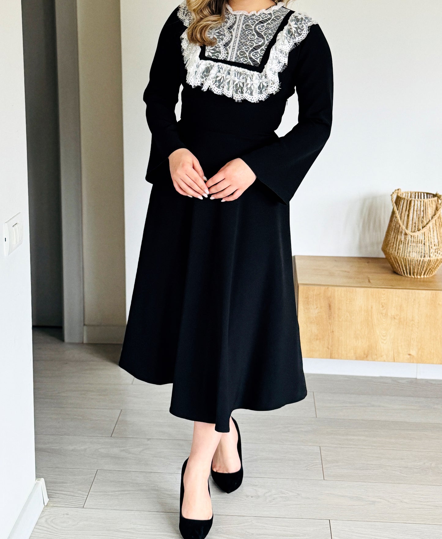 Rochie Midi Neagră din Stofă Barbi cu Dantelă Albă