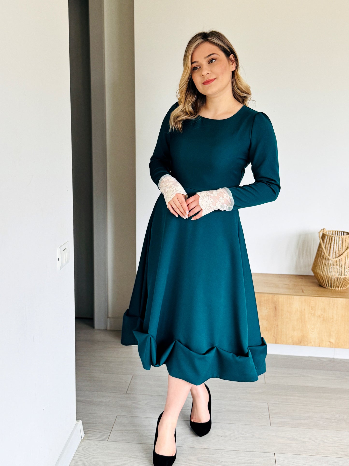 Rochie Midi Emerald cu Mâneci din Dantelă