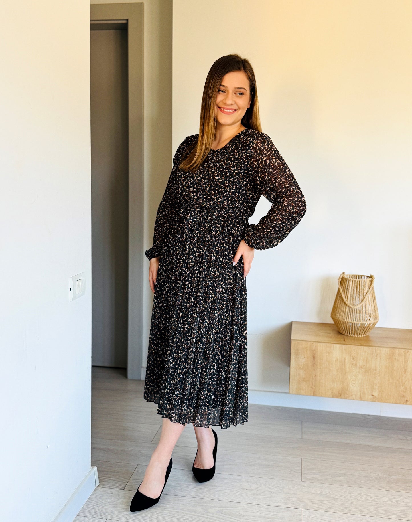 Rochie Midi cu Imprimeu Floral și Mâneci Lungi – Model Vaporos