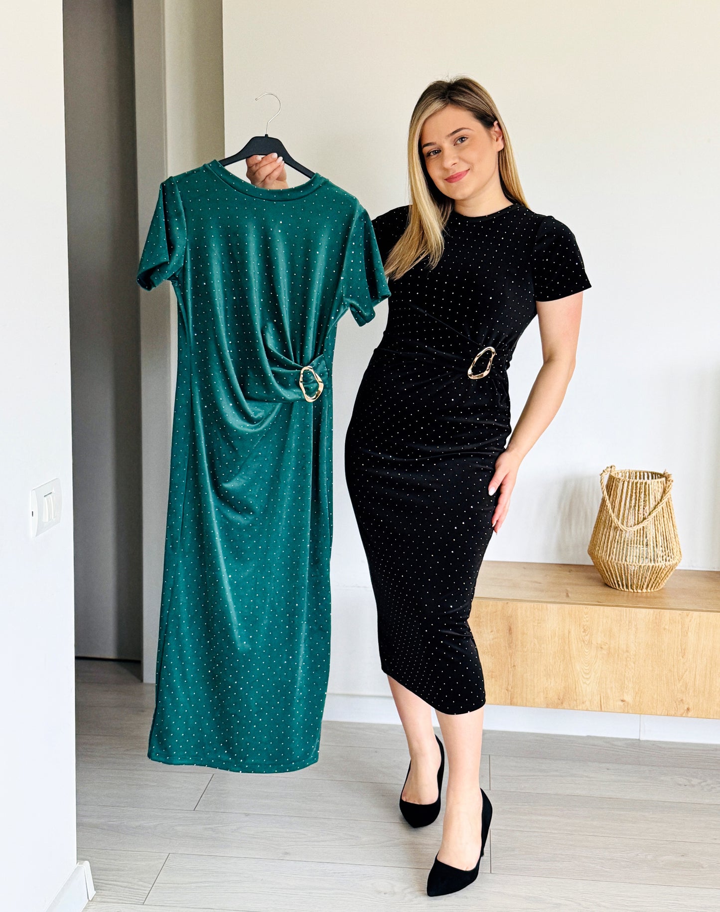 Rochie Midi cu Strălucire Fină și Cataramă Decorativă