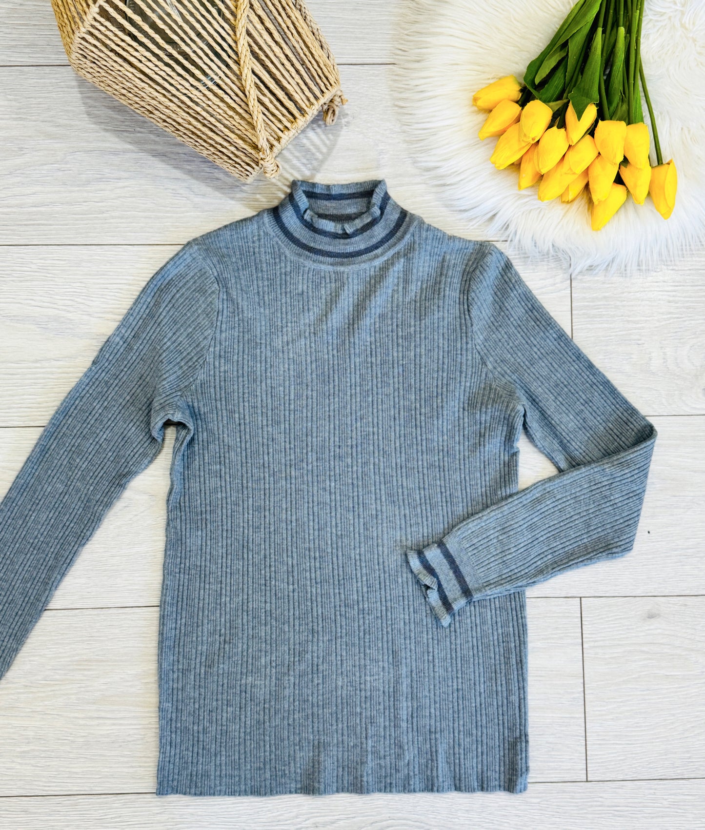 Maletă tricotată cu guler scurt și volănaș