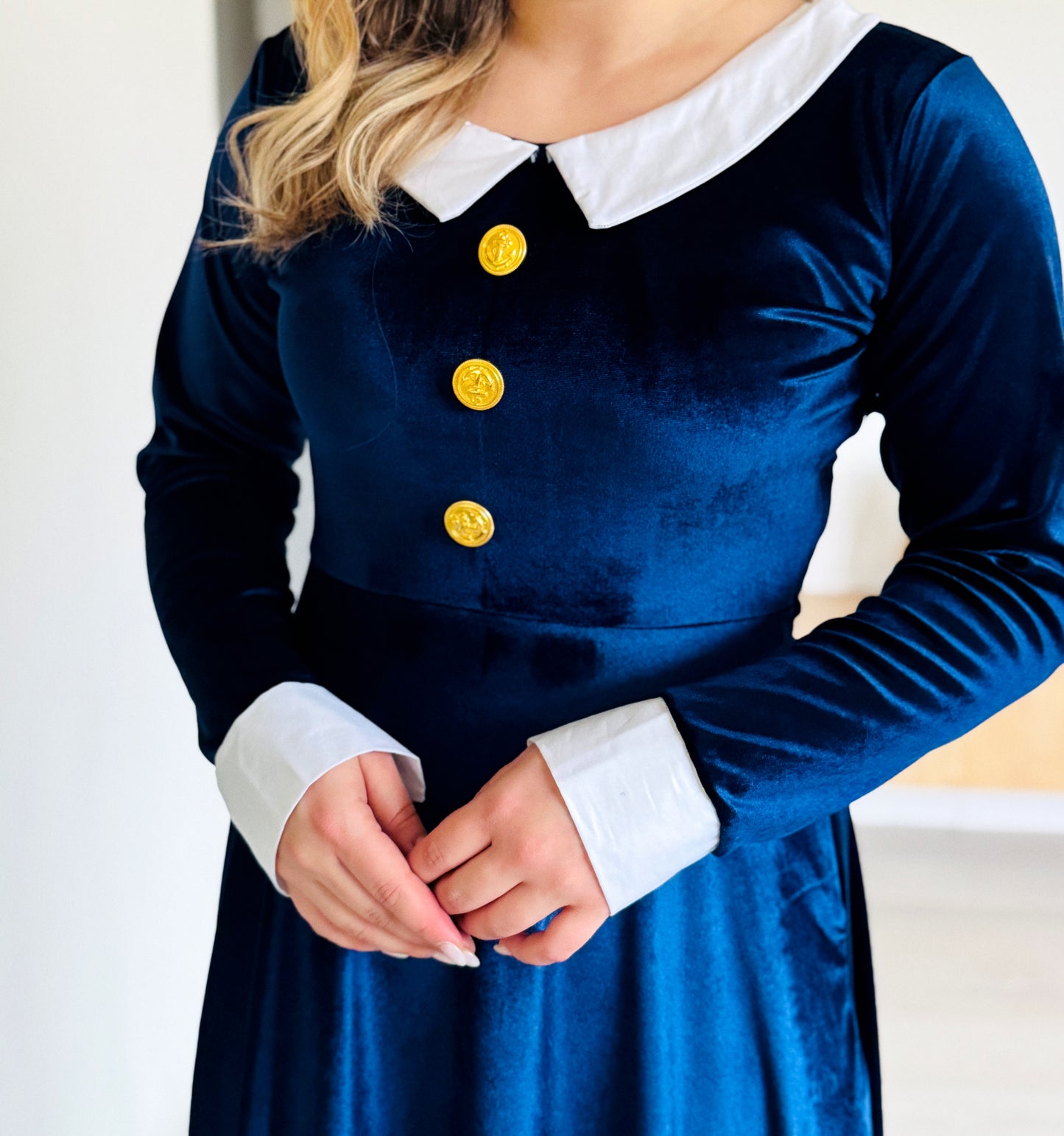 Rochie Midi din Catifea cu Guler Contrastant și Nasturi Aurii