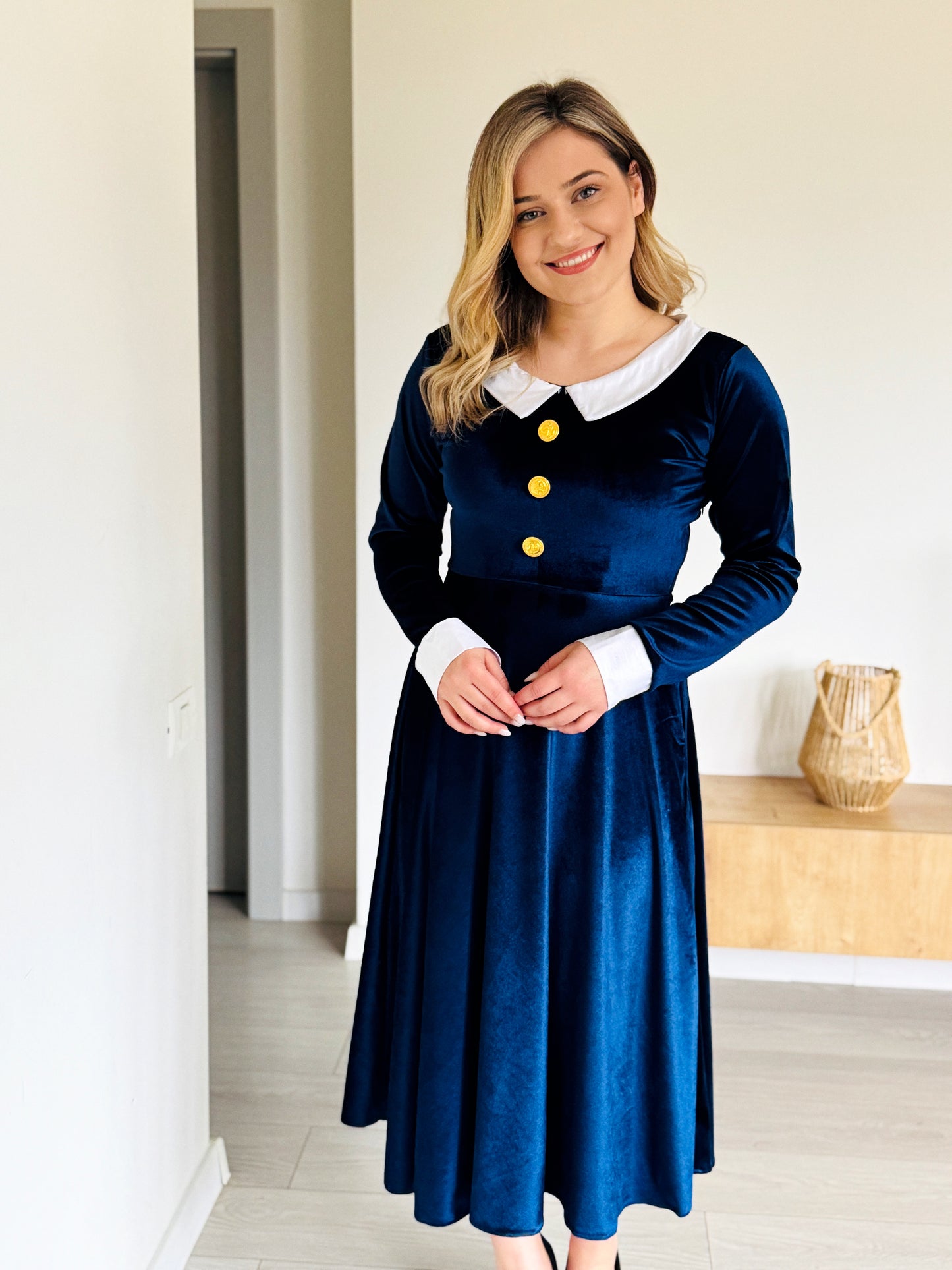 Rochie Midi din Catifea cu Guler Contrastant și Nasturi Aurii