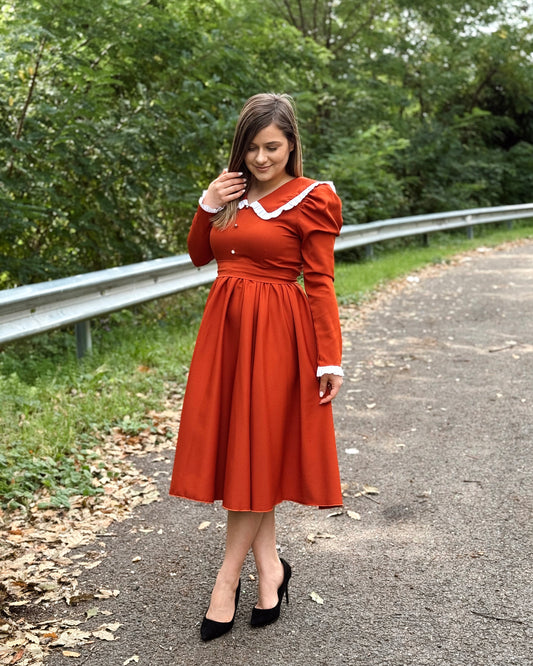 Rochie midi cărămizie cu volane albe