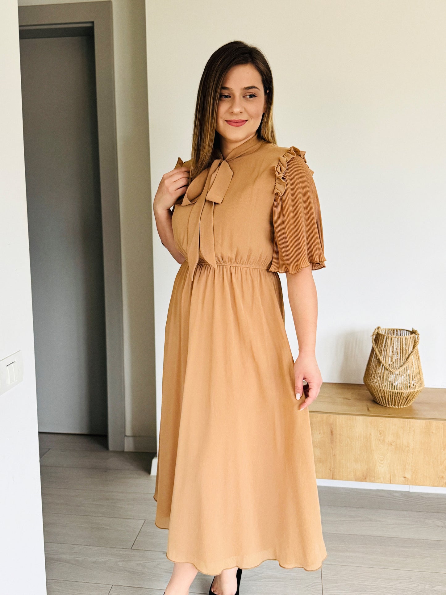 Rochie midi cu detalii plisate și fundă la gât