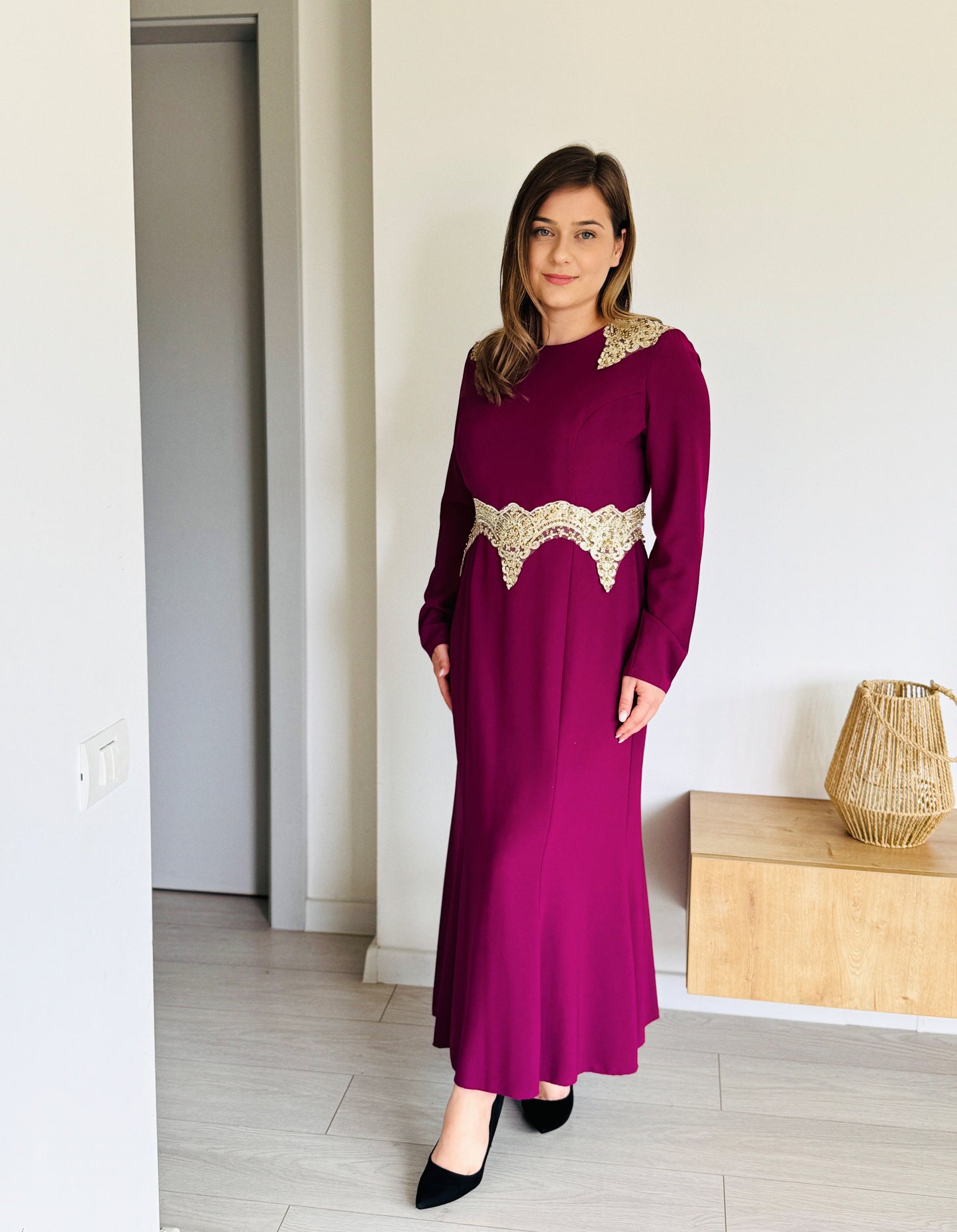 Rochie midi mov cu broderie aurie