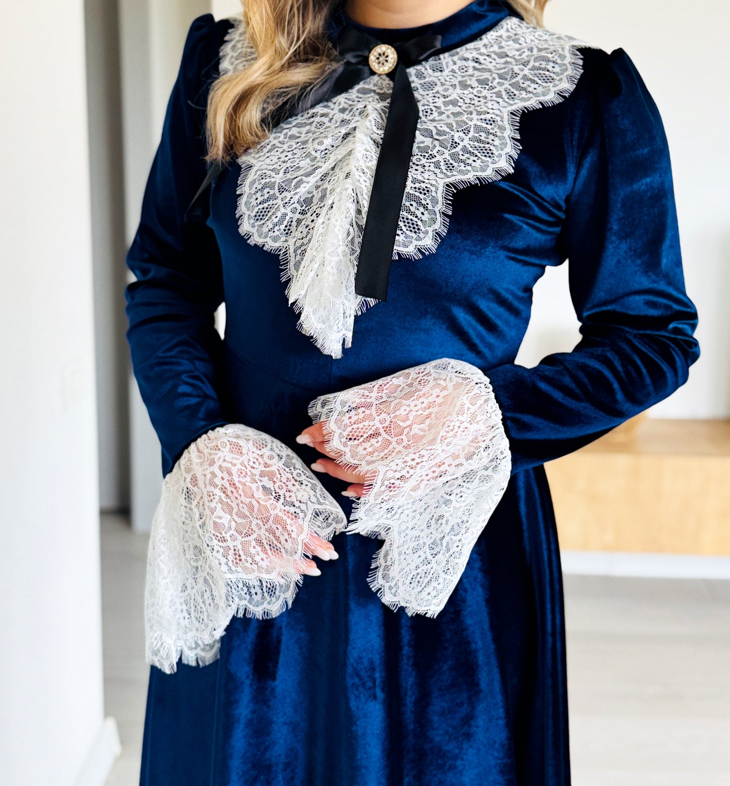 Rochie Midi din Catifea Bleumarin cu Detalii din Dantelă