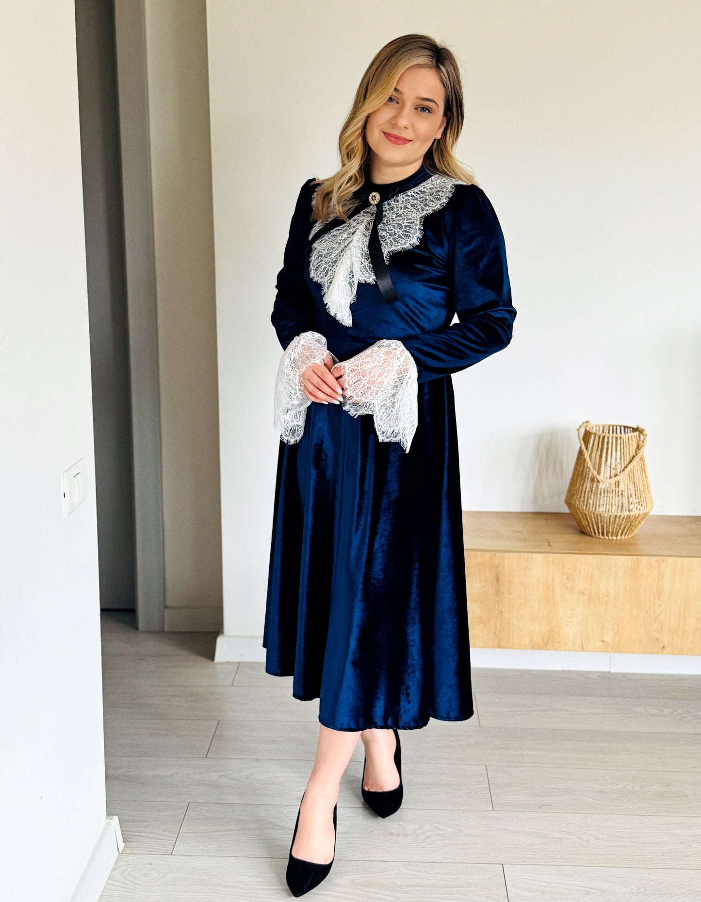 Rochie Midi din Catifea Bleumarin cu Detalii din Dantelă
