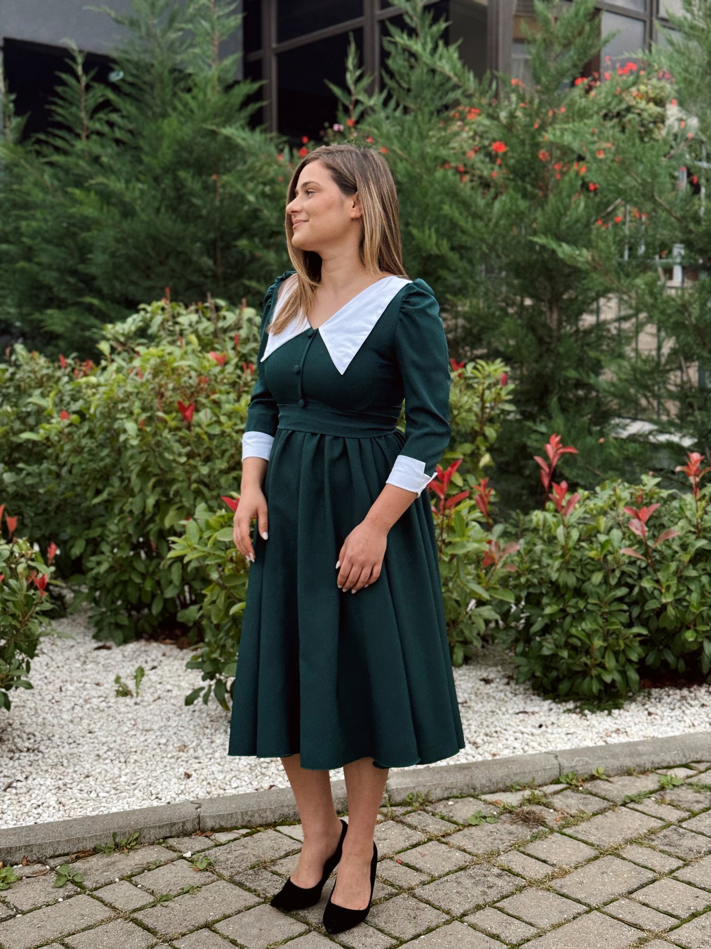 Rochie midi verde smarald cu guler alb contrastant