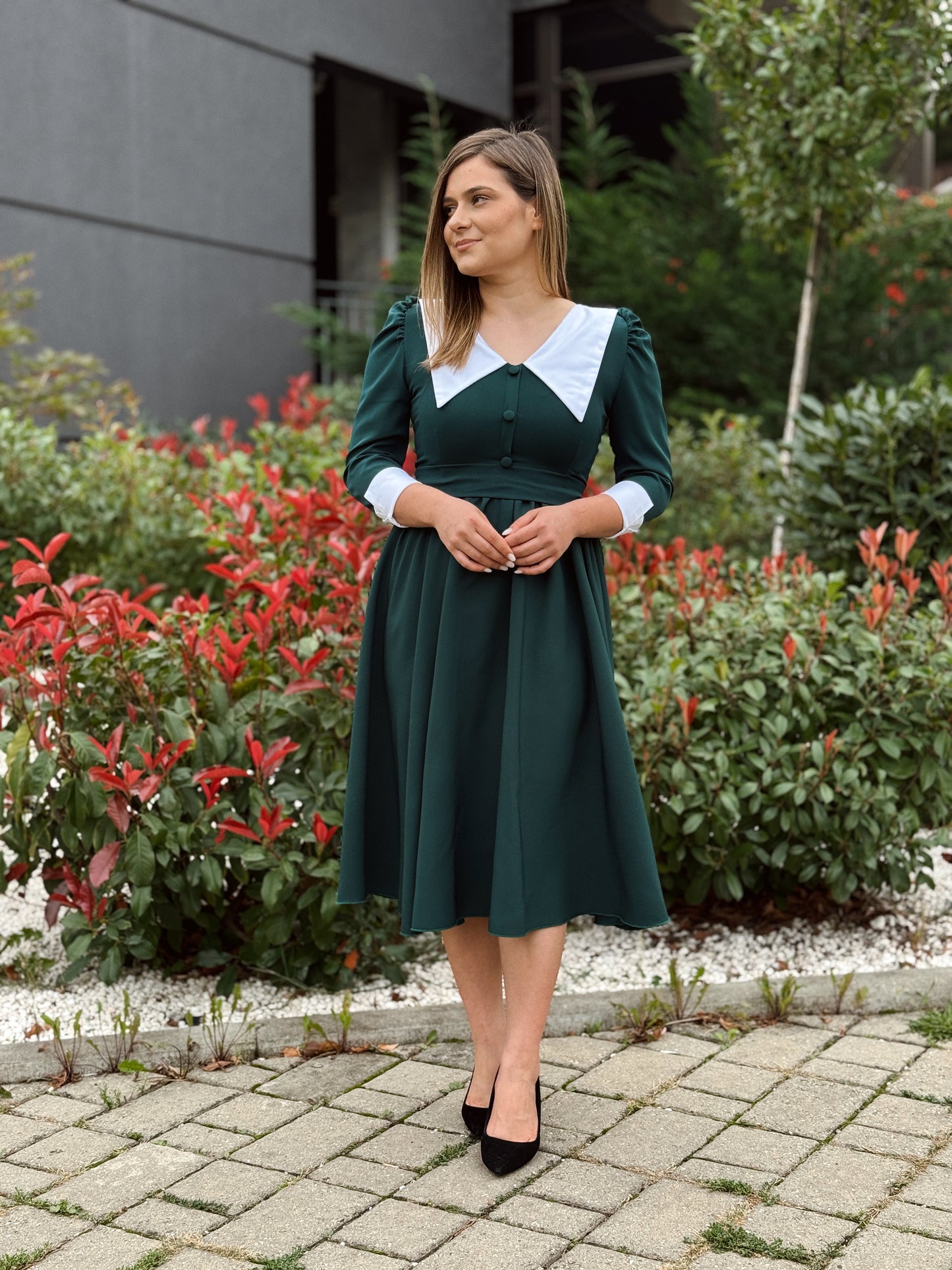 Rochie midi verde smarald cu guler alb contrastant